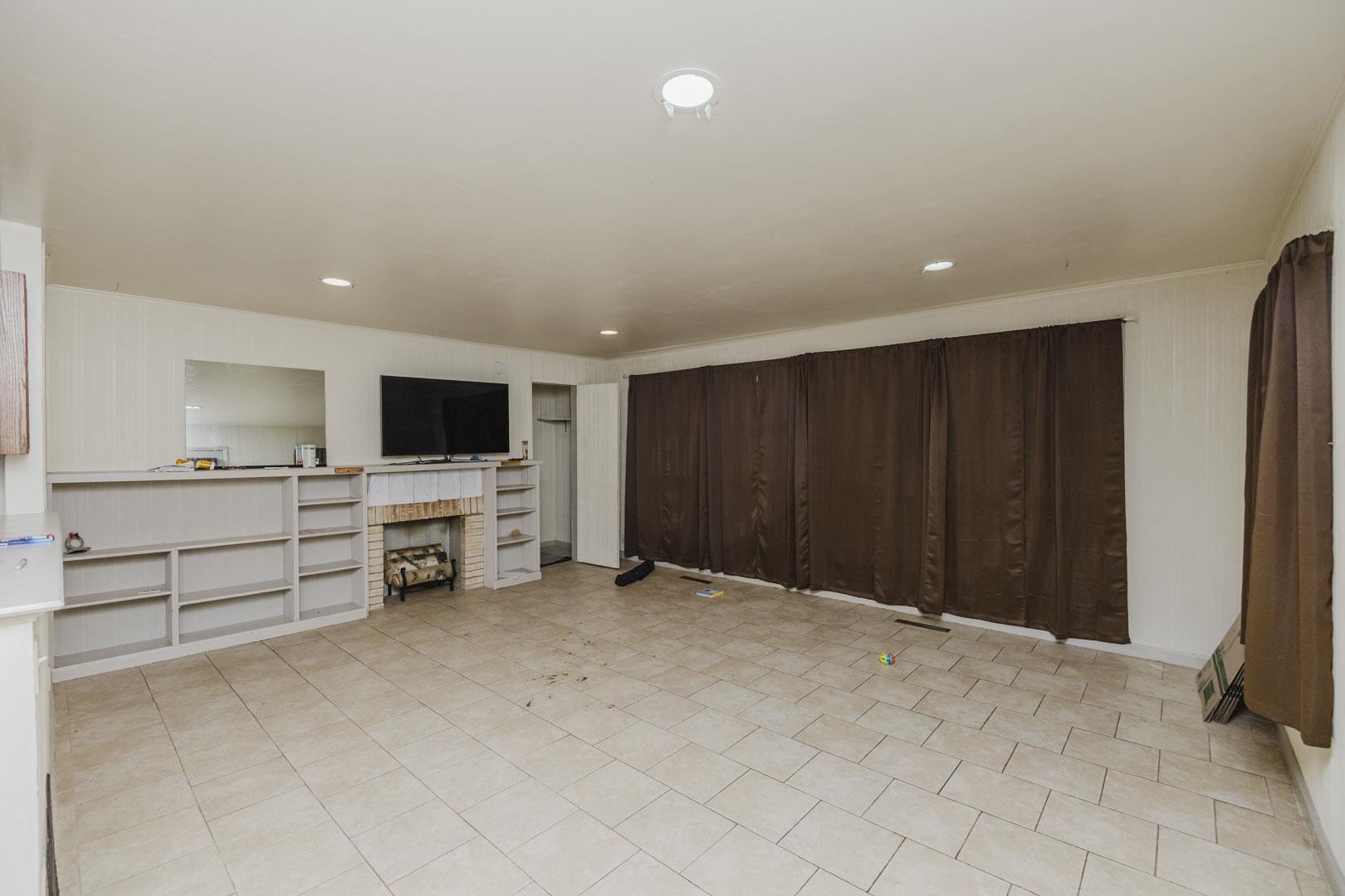 1942 N Jeanette Property Photo 6