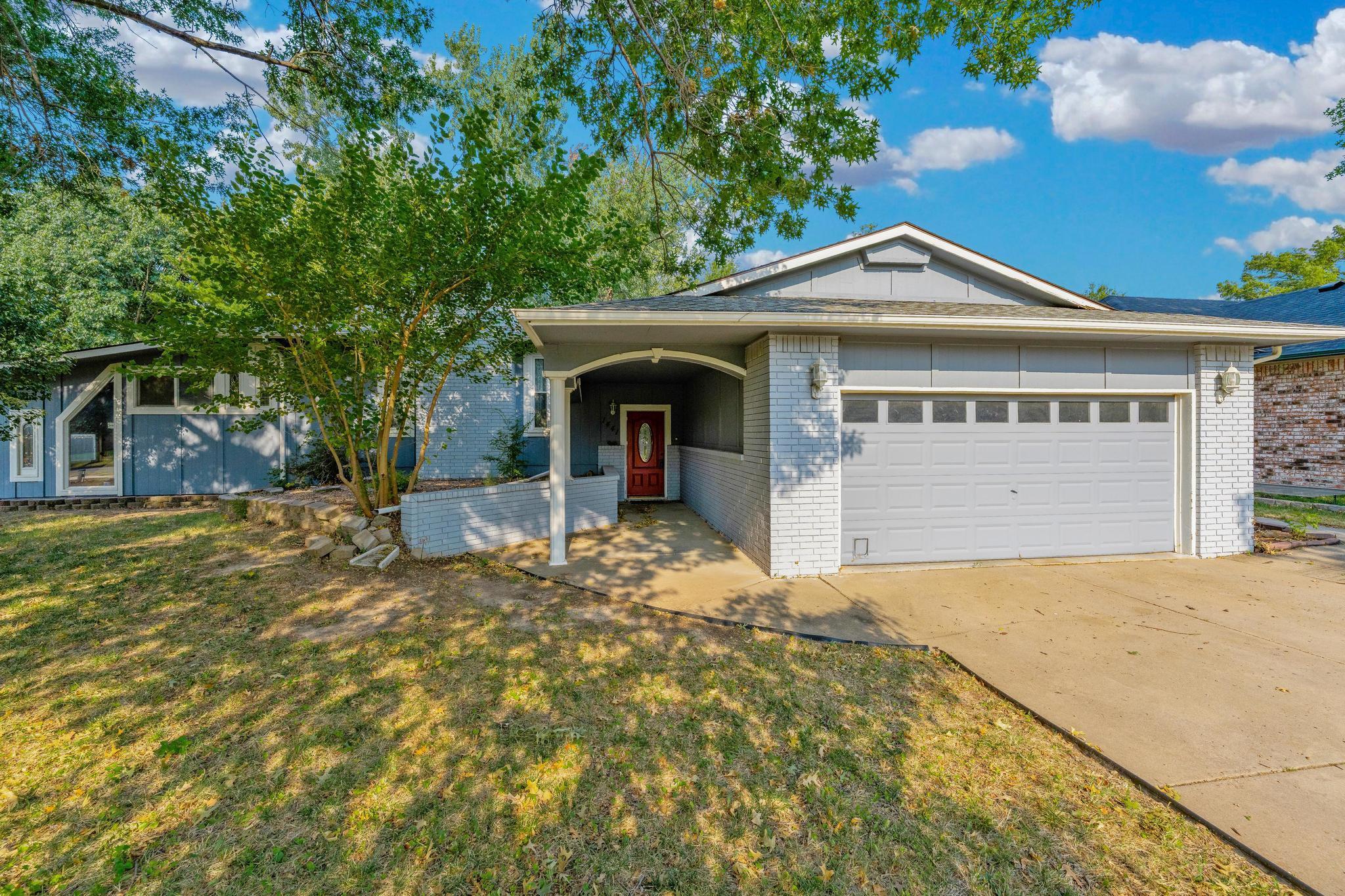 1441 N Lark Ln Property Photo 1