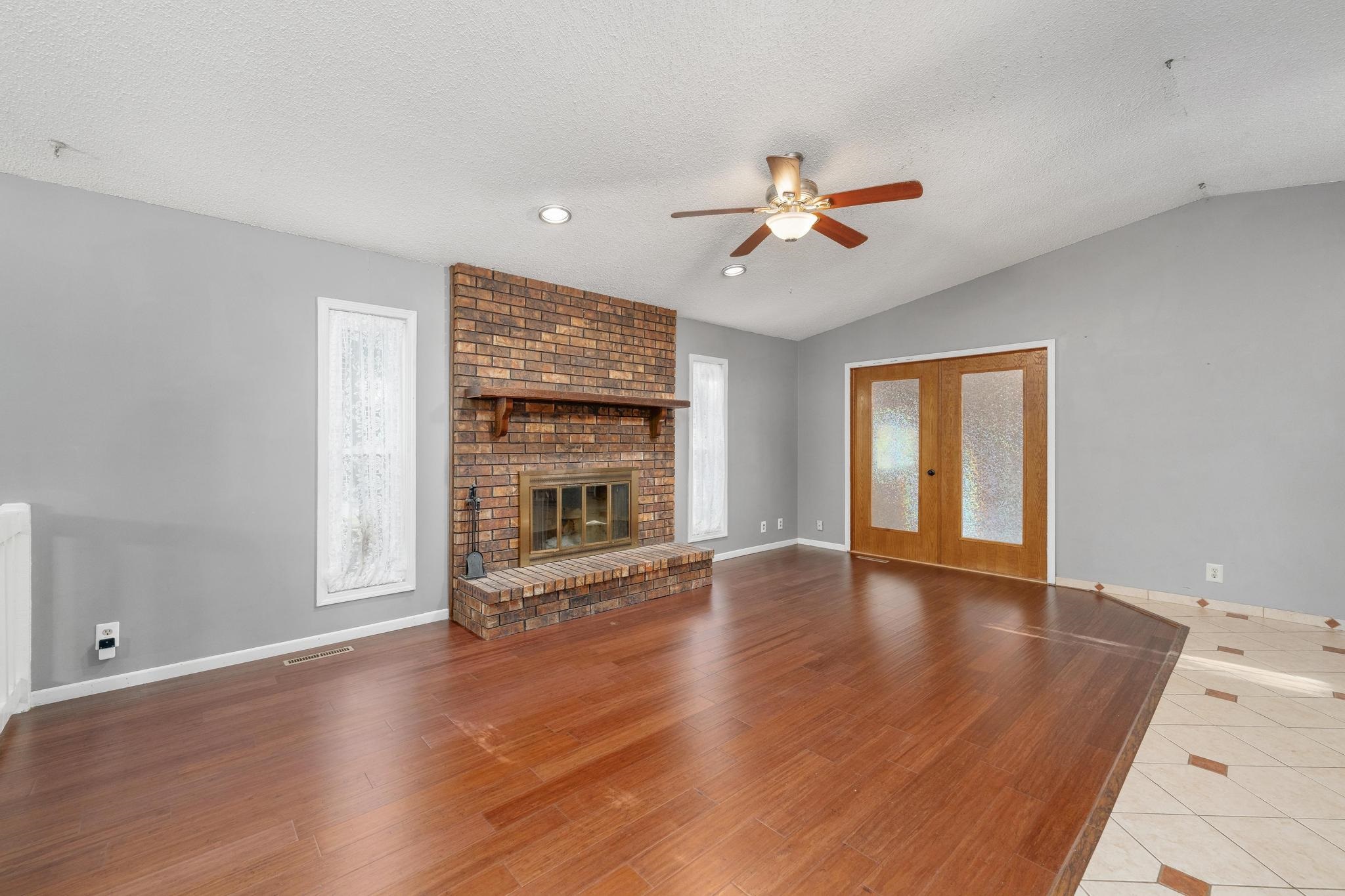 1441 N Lark Ln Property Photo 2