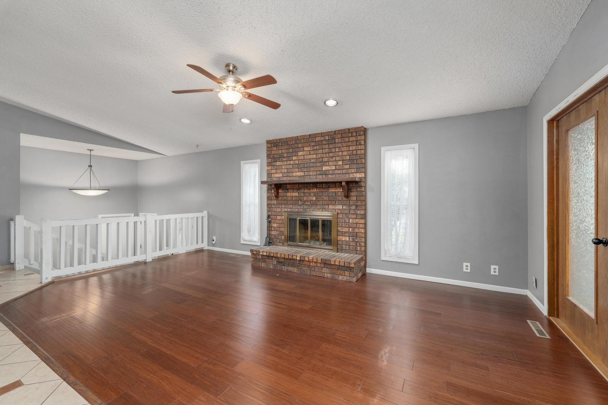 1441 N Lark Ln Property Photo 3