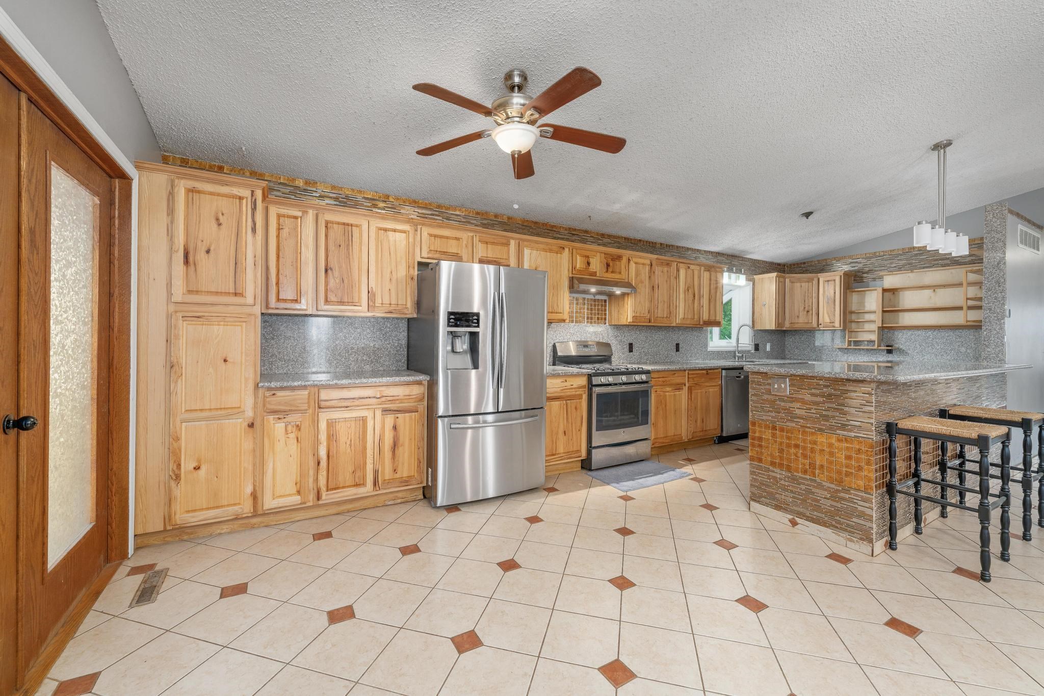 1441 N Lark Ln Property Photo 6