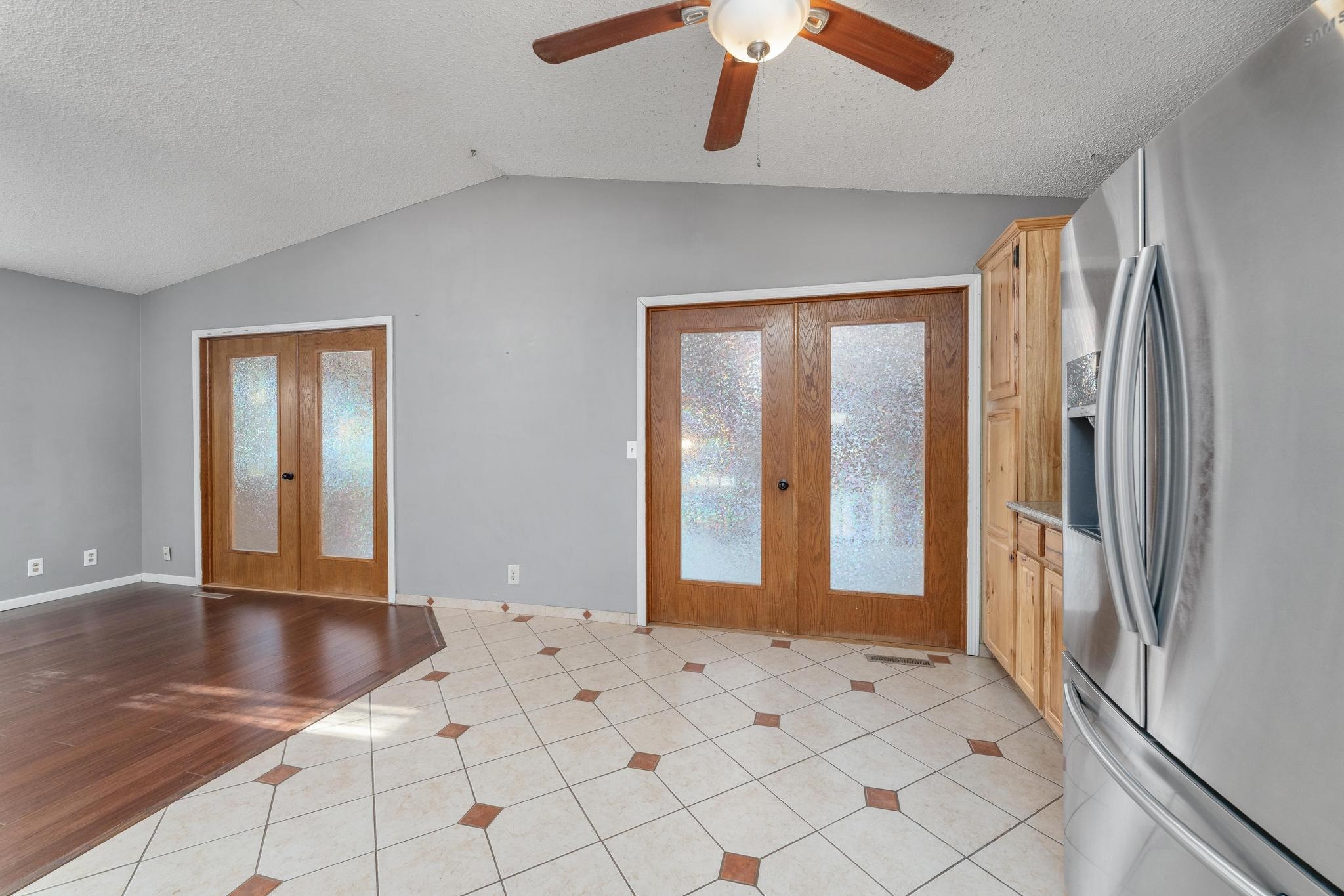 1441 N Lark Ln Property Photo 9