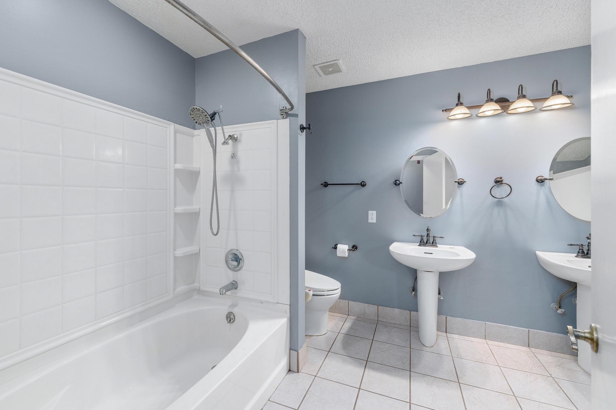 1441 N Lark Ln Property Photo 14