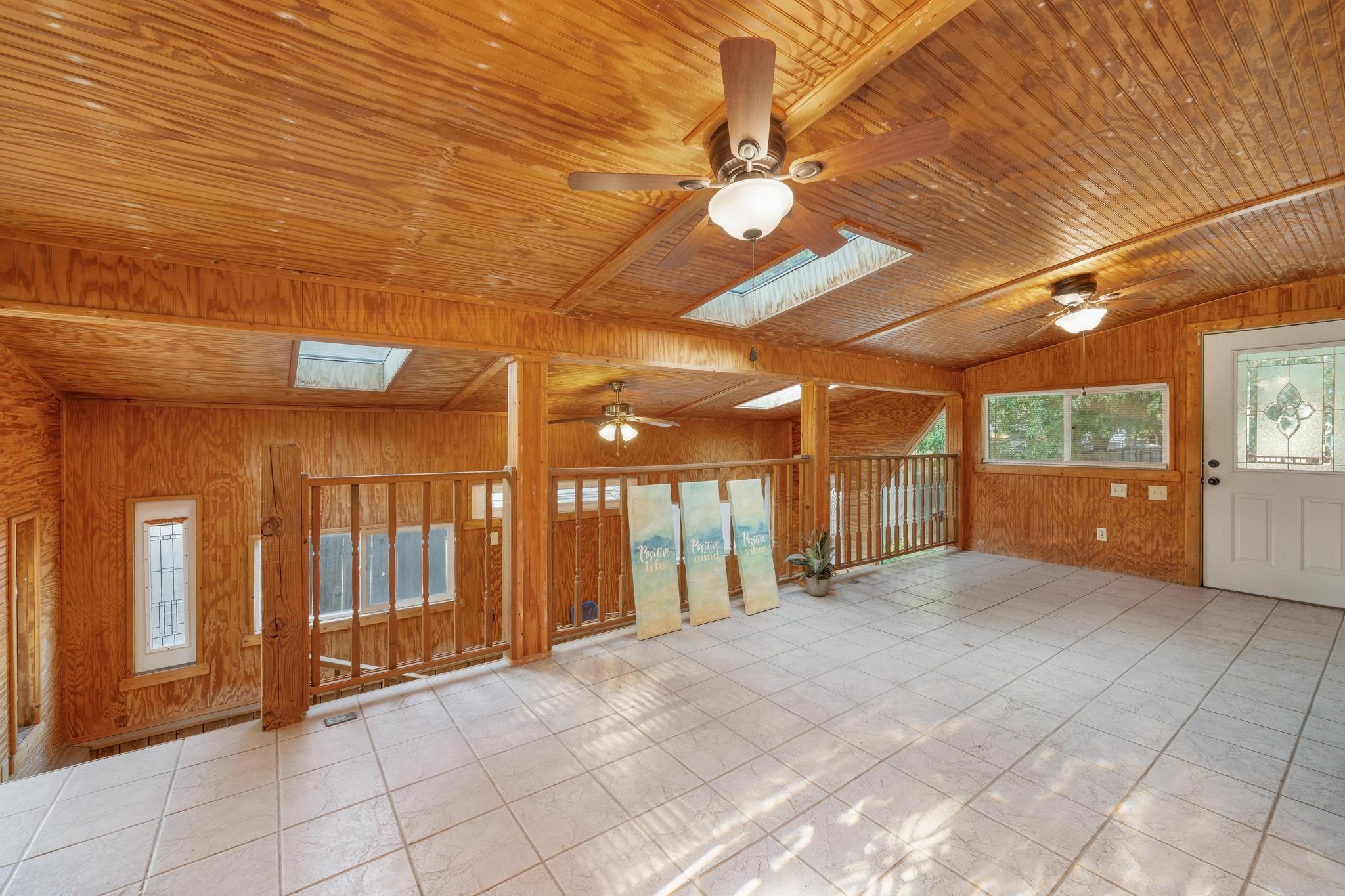 1441 N Lark Ln Property Photo 17