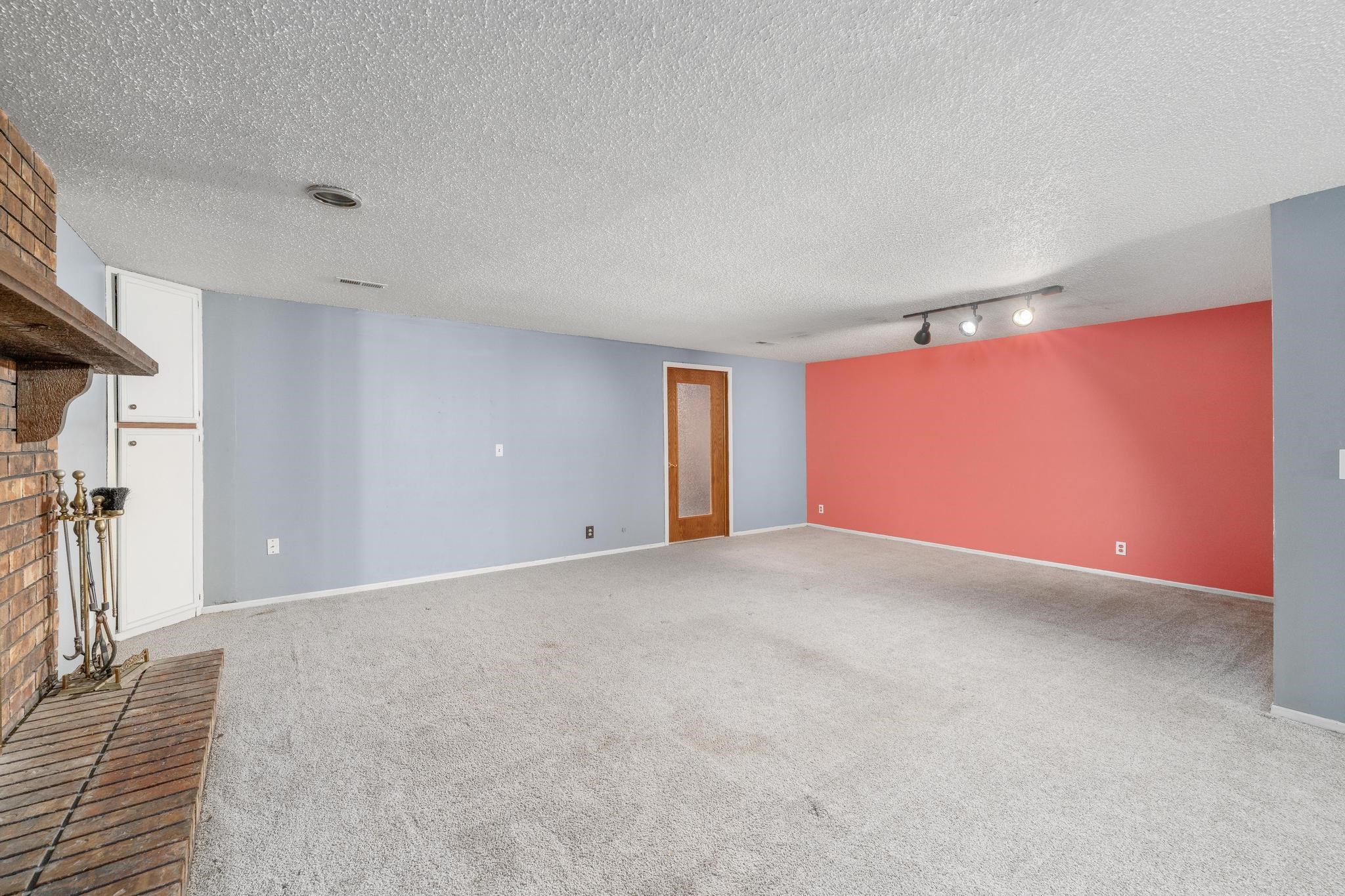 1441 N Lark Ln Property Photo 23