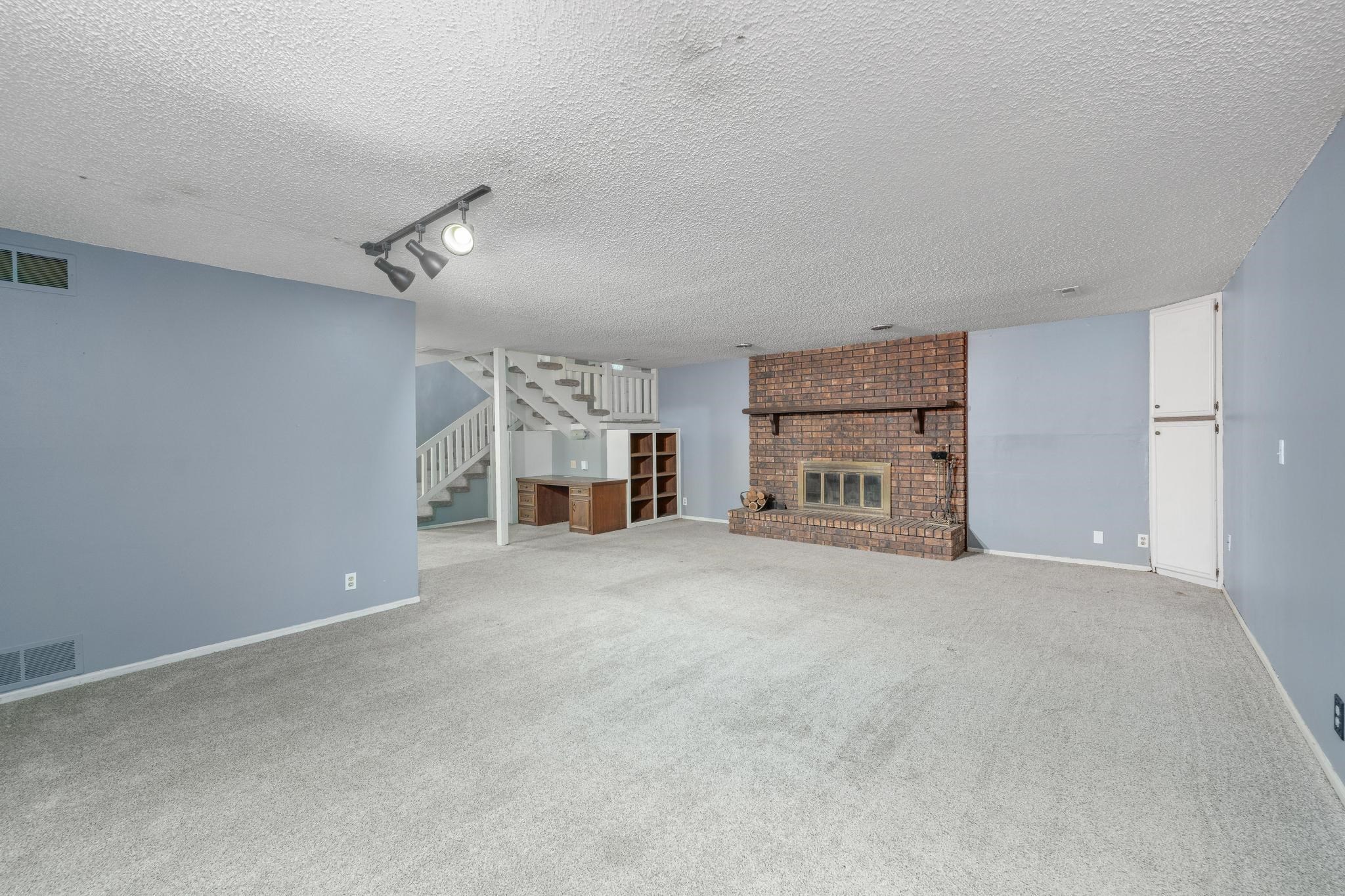 1441 N Lark Ln Property Photo 25