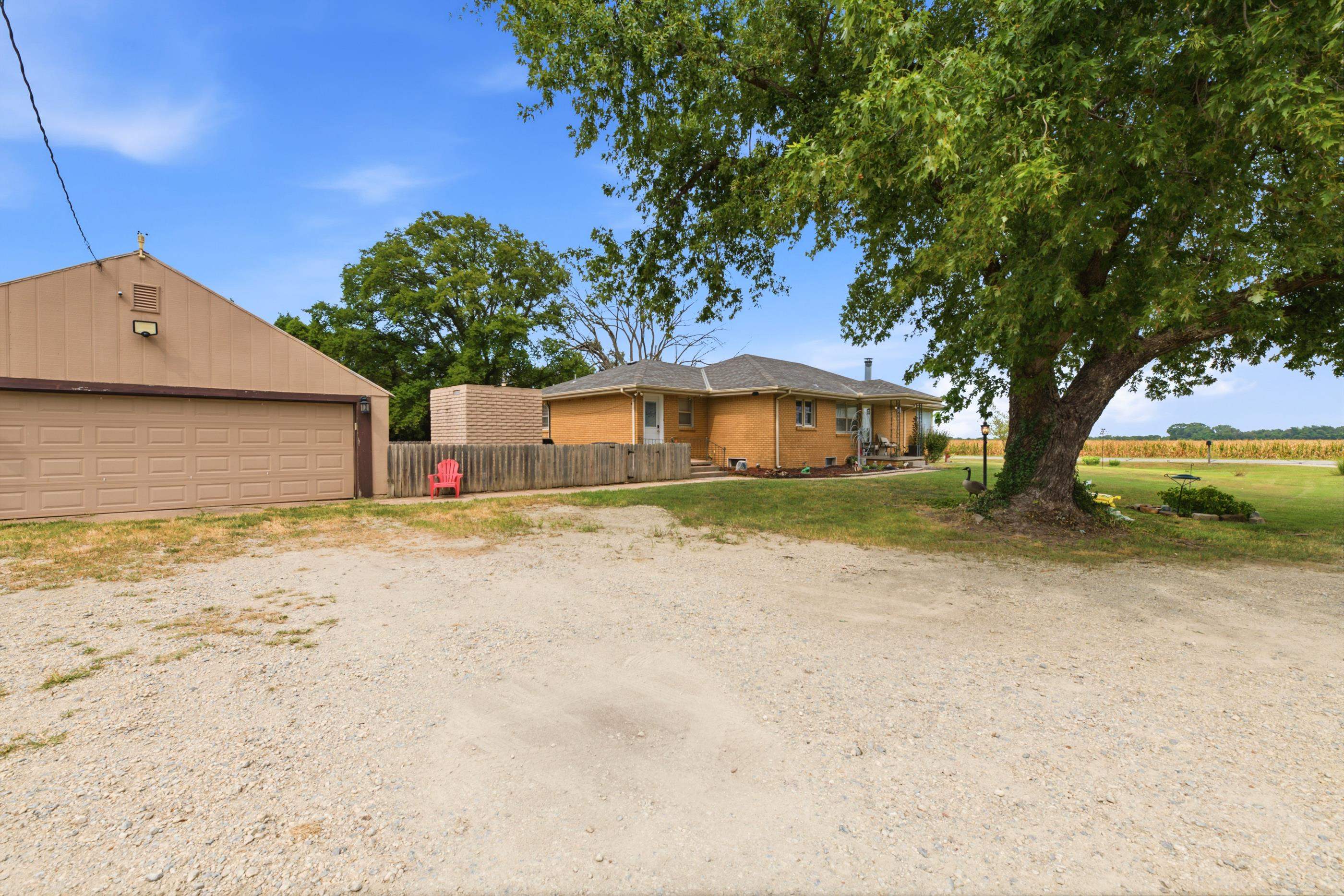 1055 N Oliver St Property Photo 10