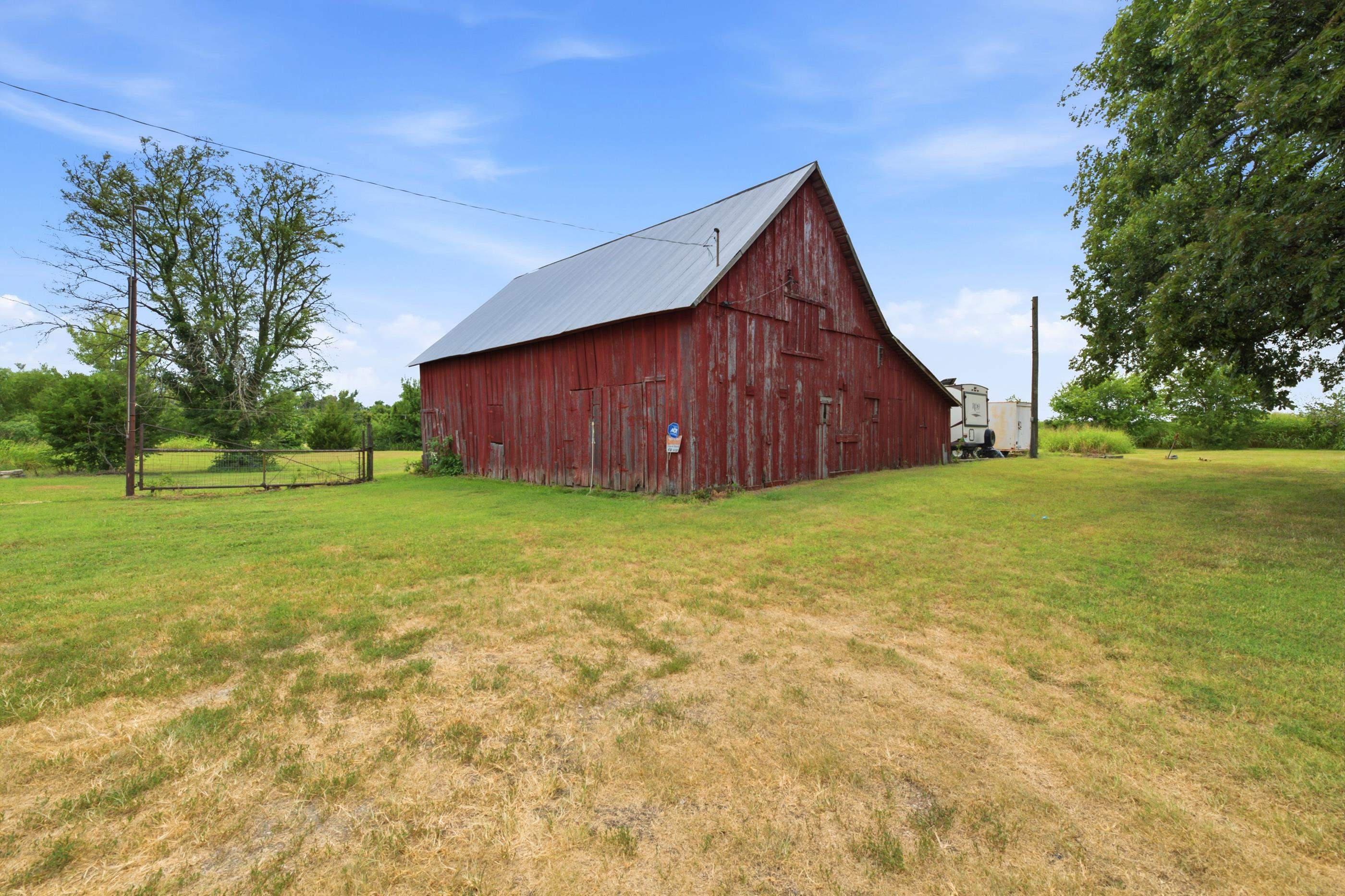 1055 N Oliver St Property Photo 12