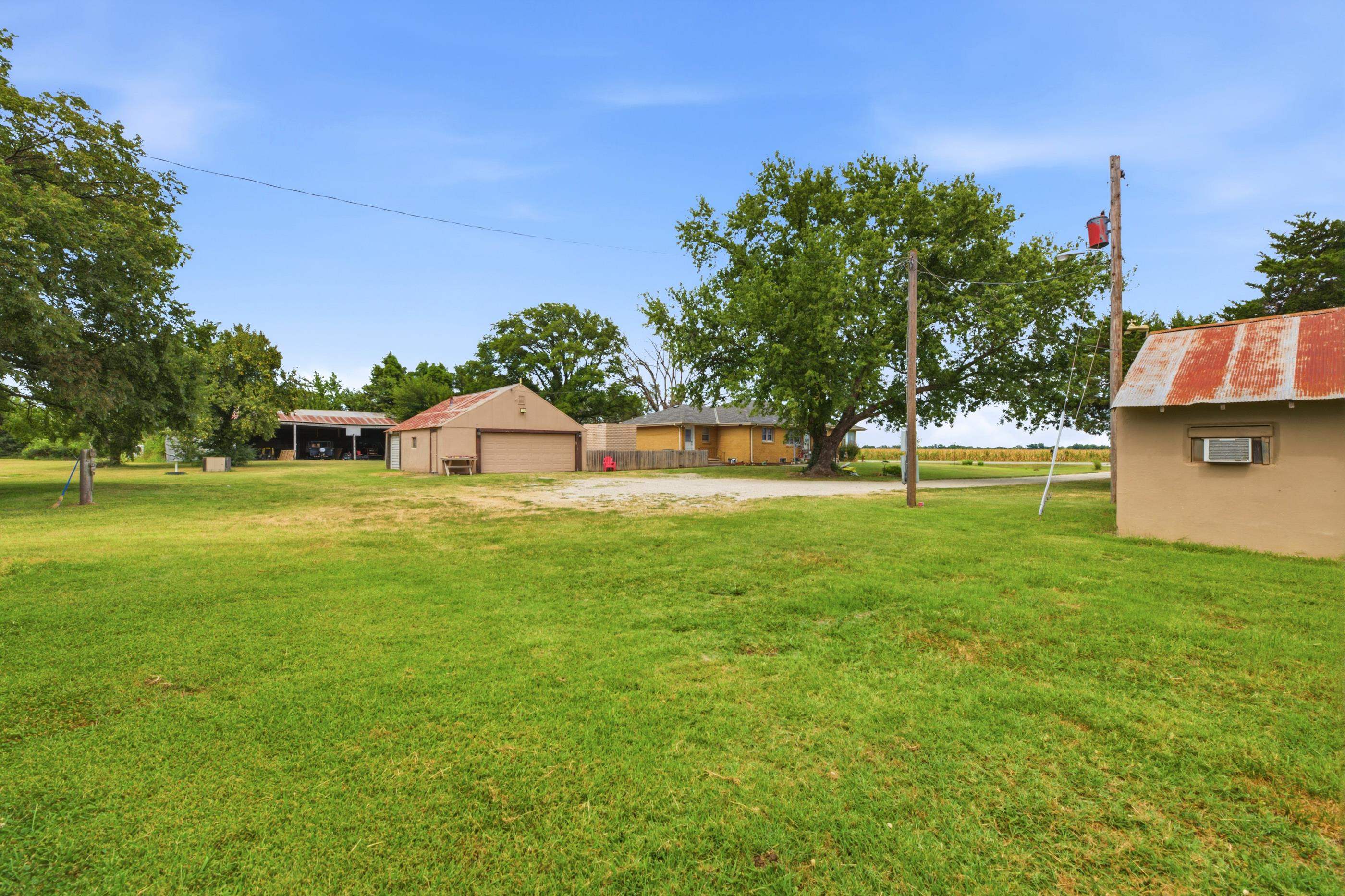 1055 N Oliver St Property Photo 13