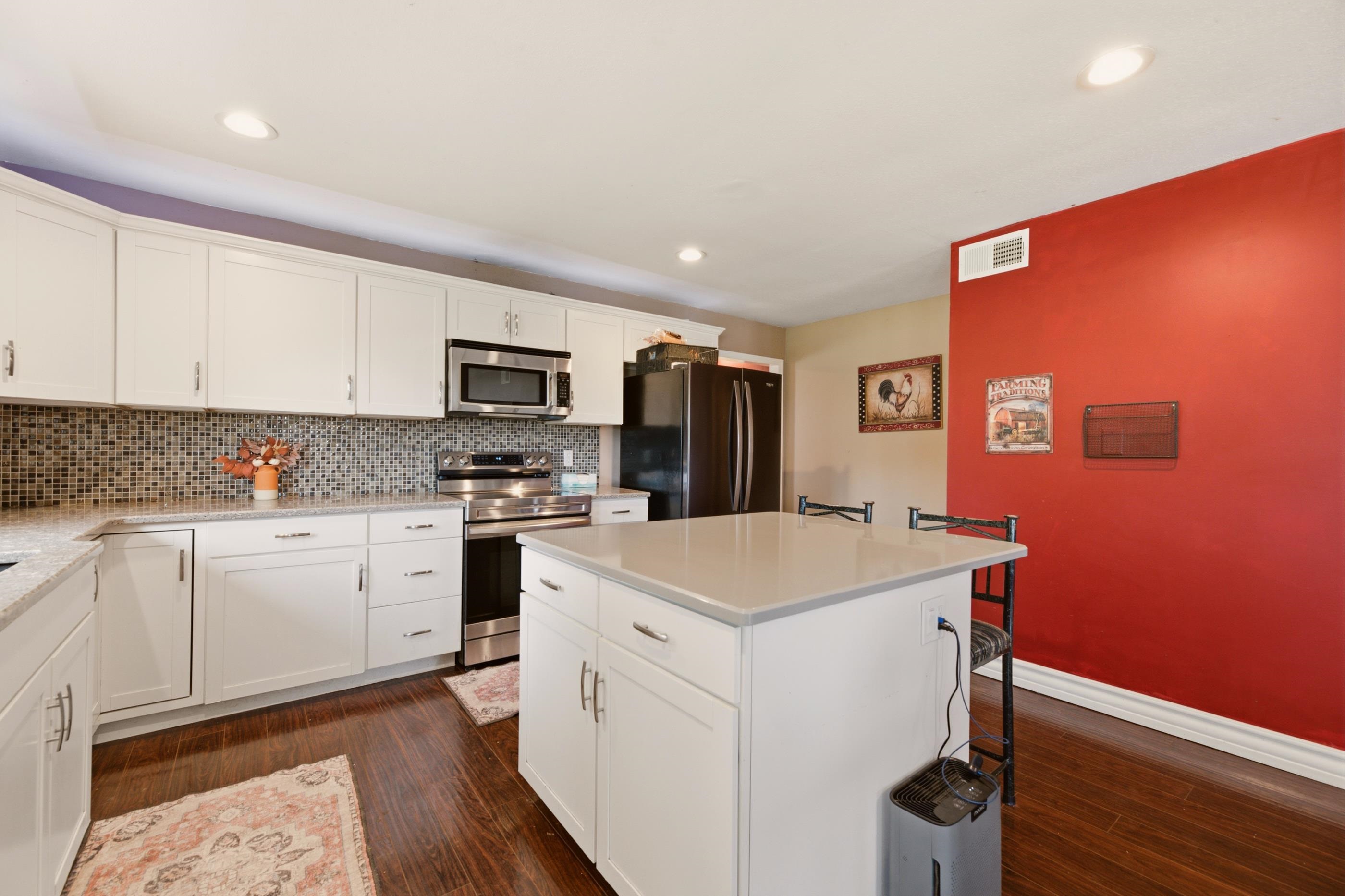 1055 N Oliver St Property Photo 17