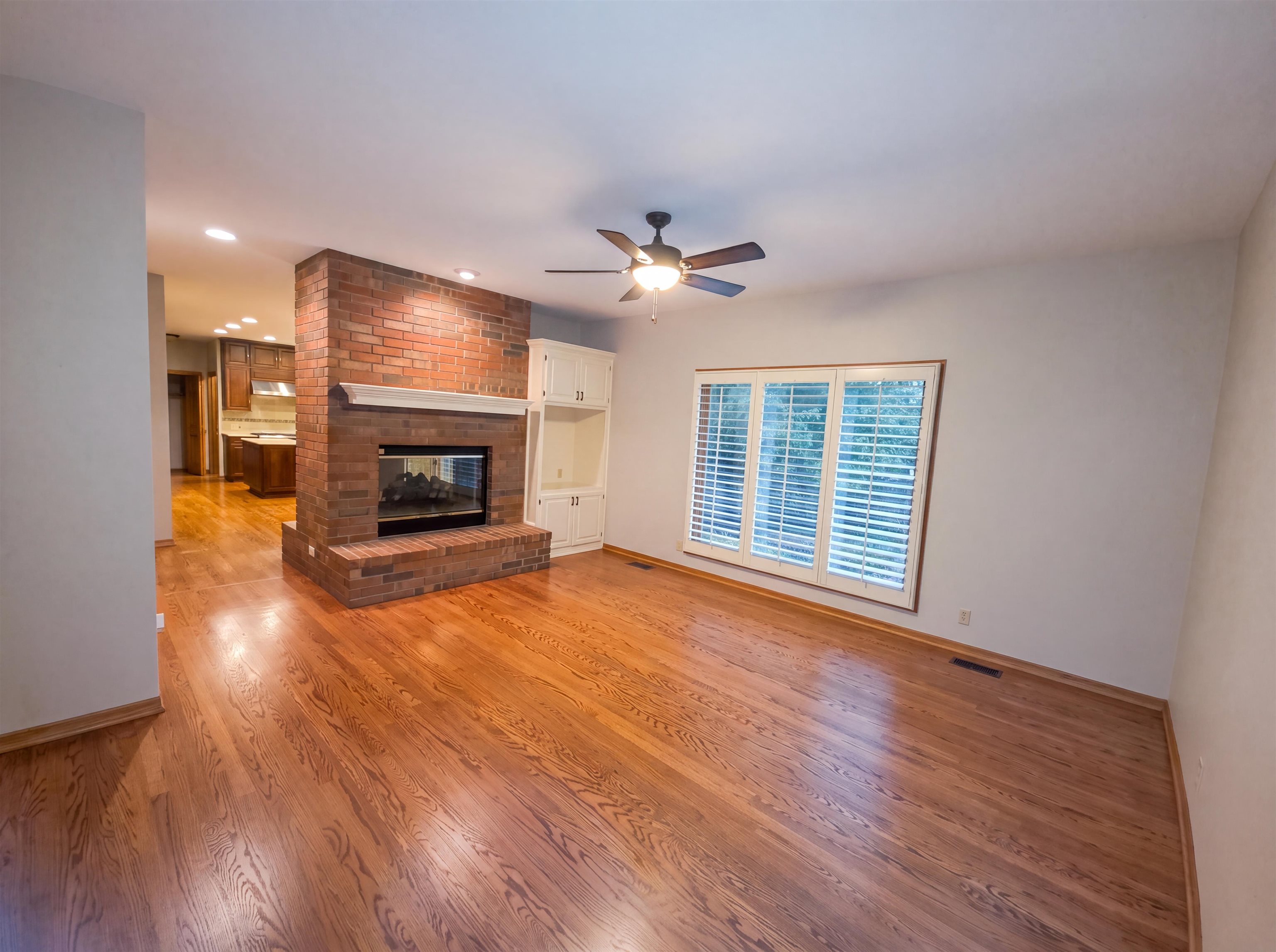 945 N Woodridge Property Photo 3