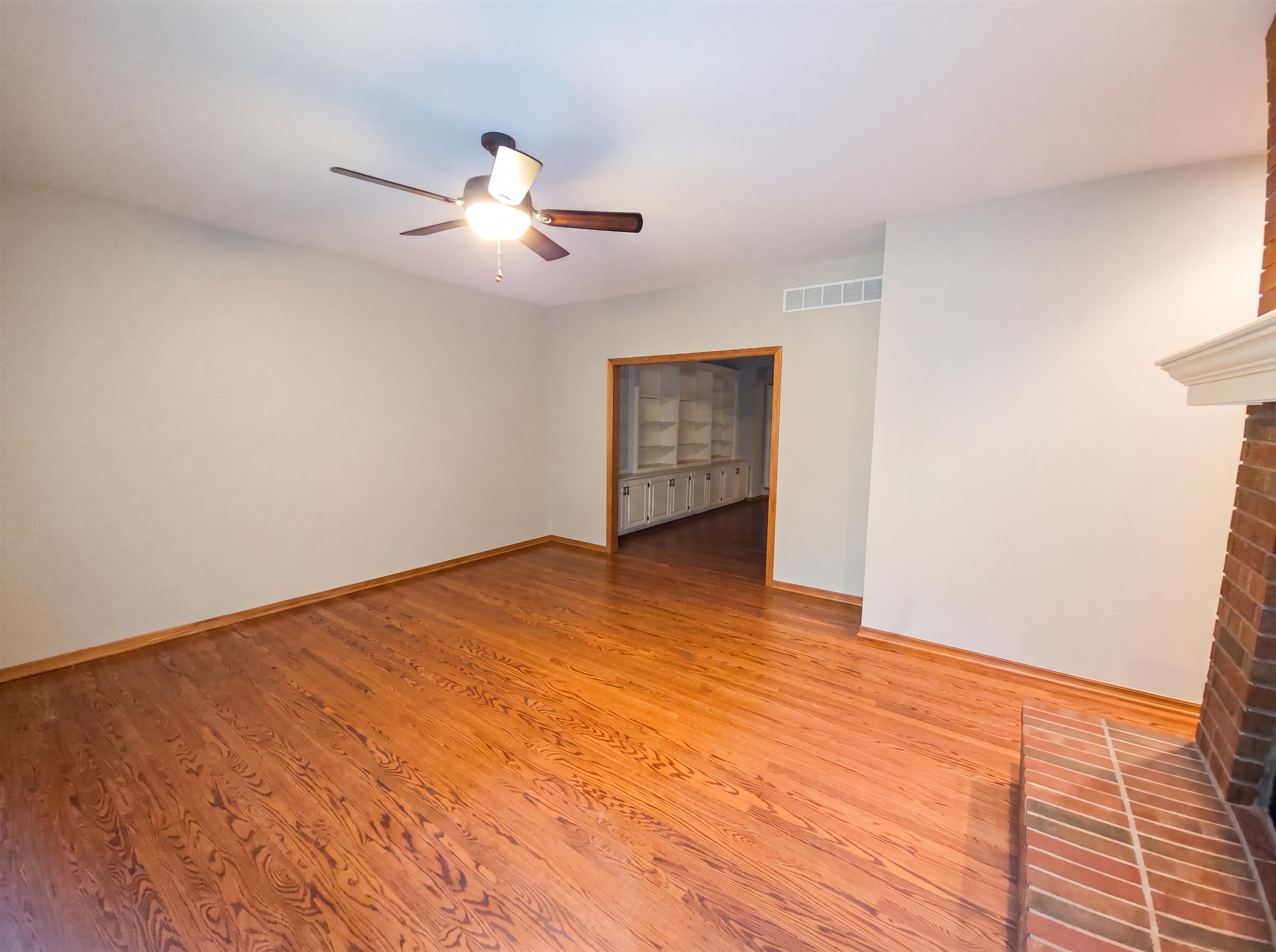 945 N Woodridge Property Photo 4