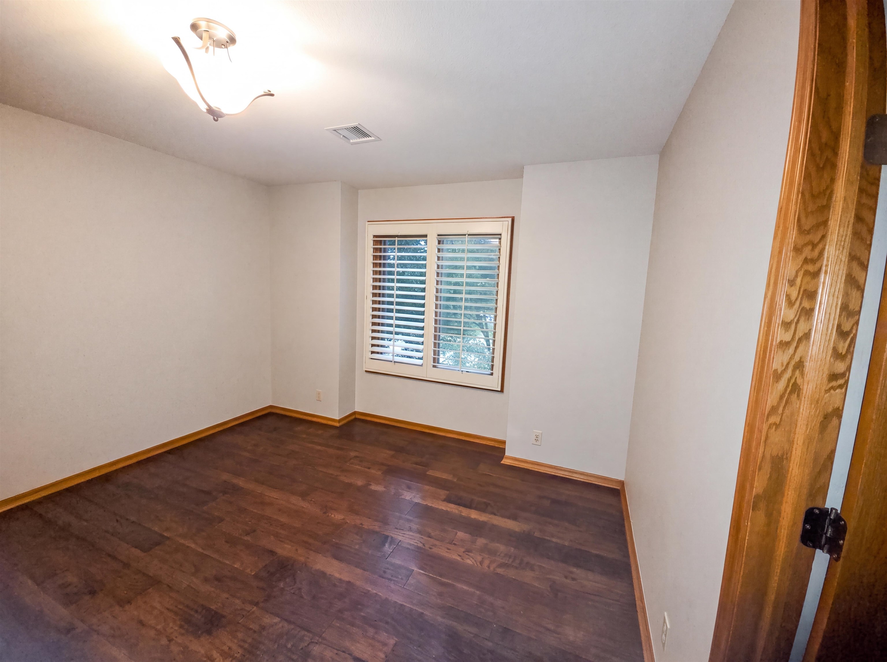945 N Woodridge Property Photo 5