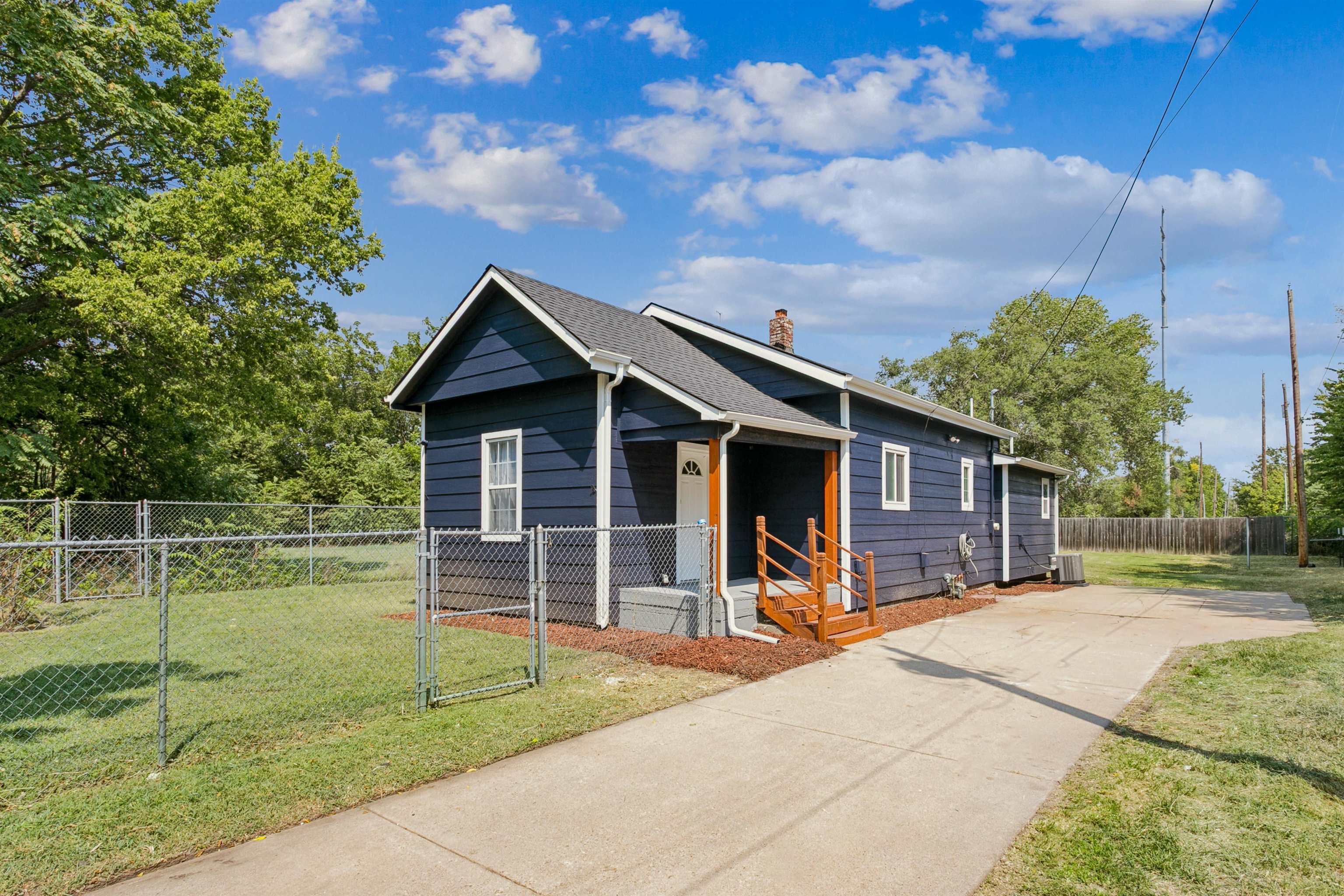 2016 E Chishom St Property Photo 1