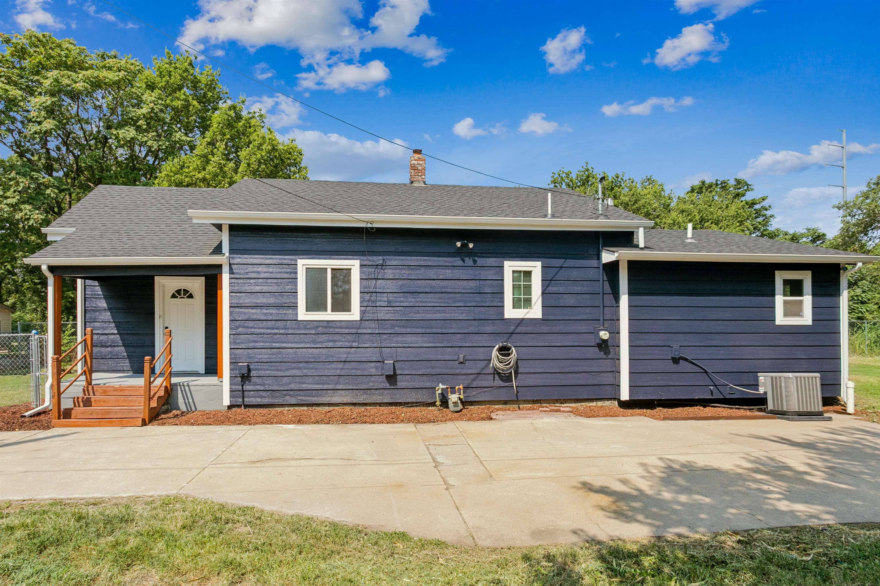2016 E Chishom St Property Photo 2