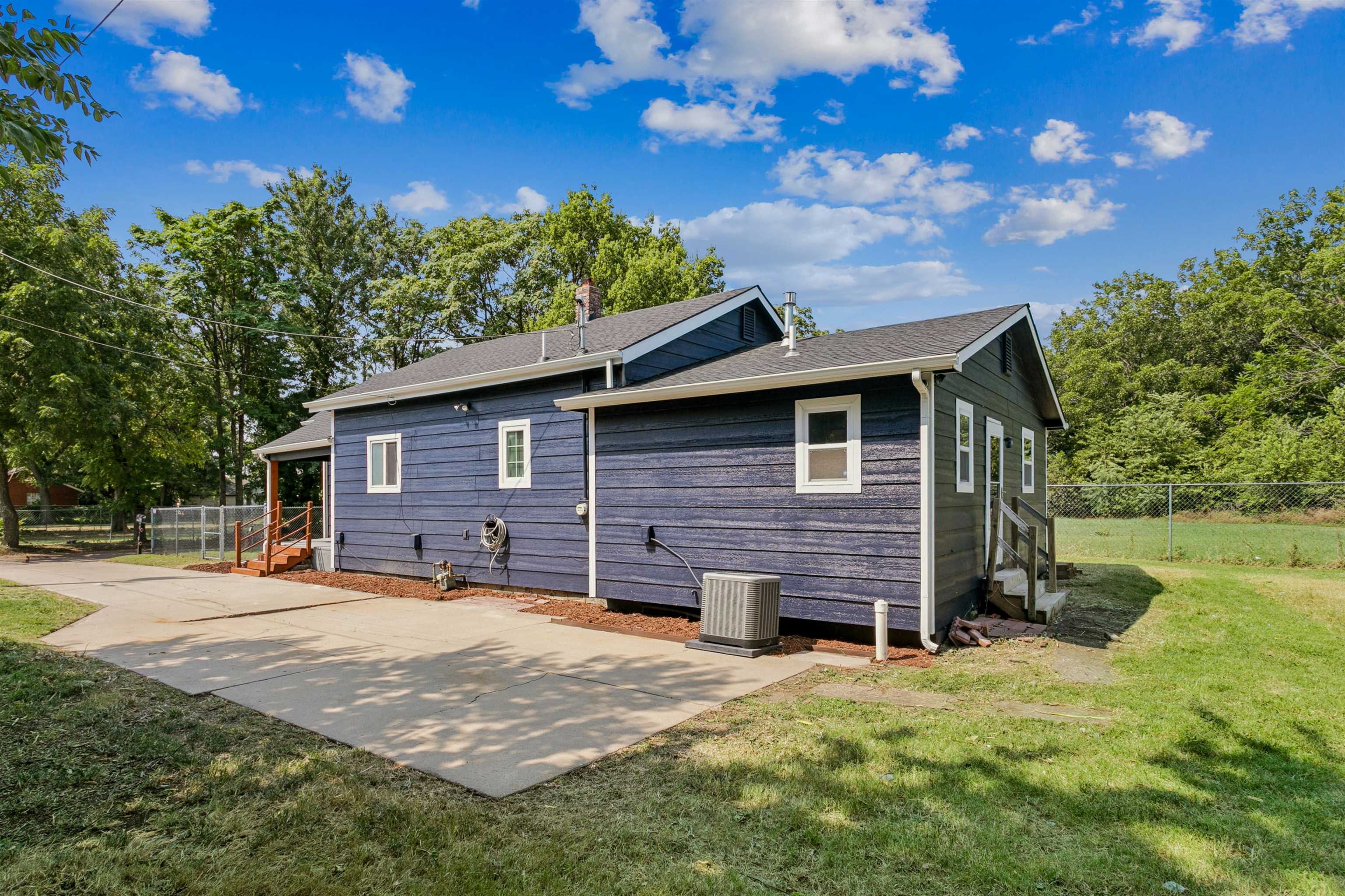 2016 E Chishom St Property Photo 3