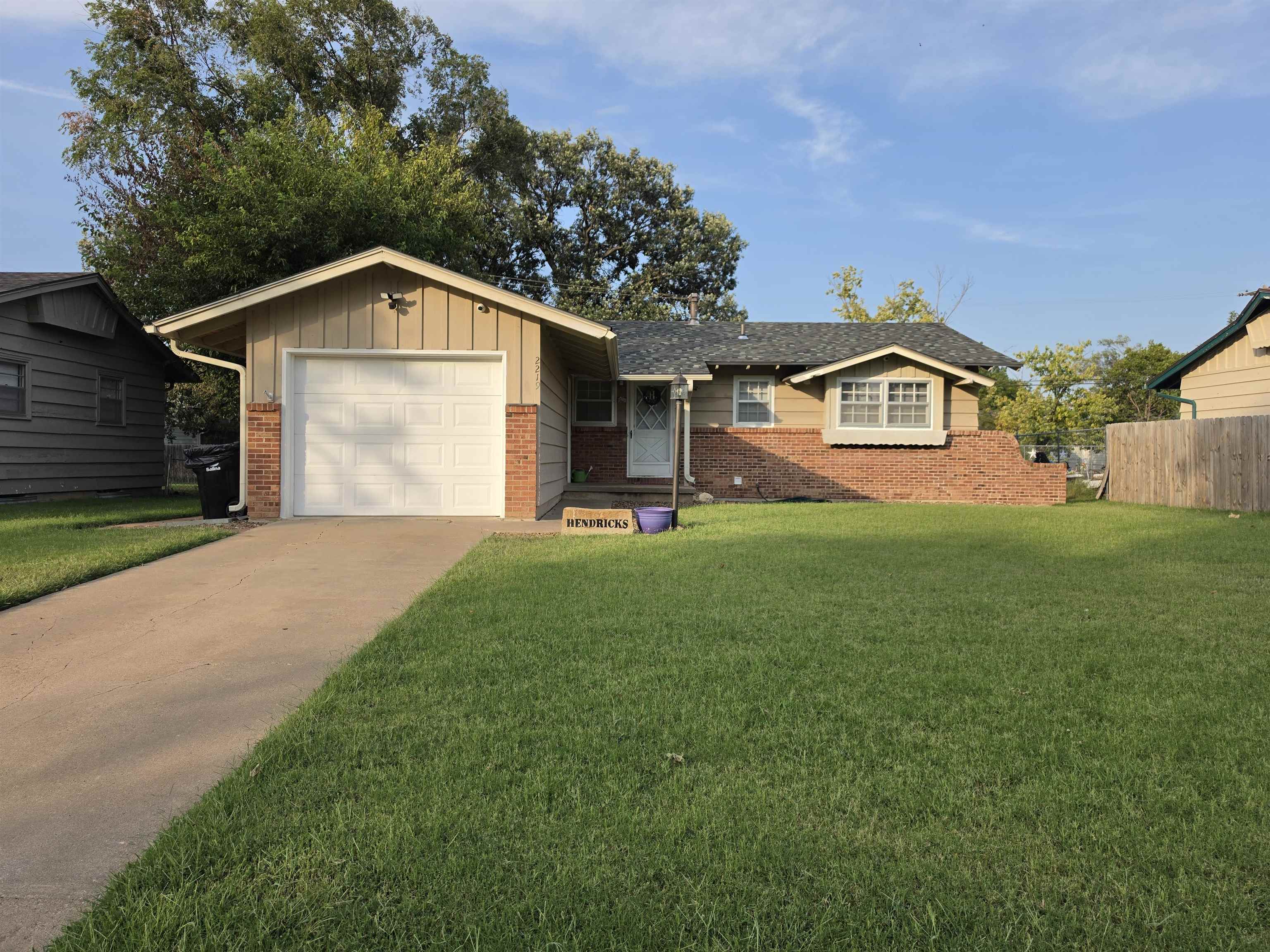 2219 Edward St Property Photo 2