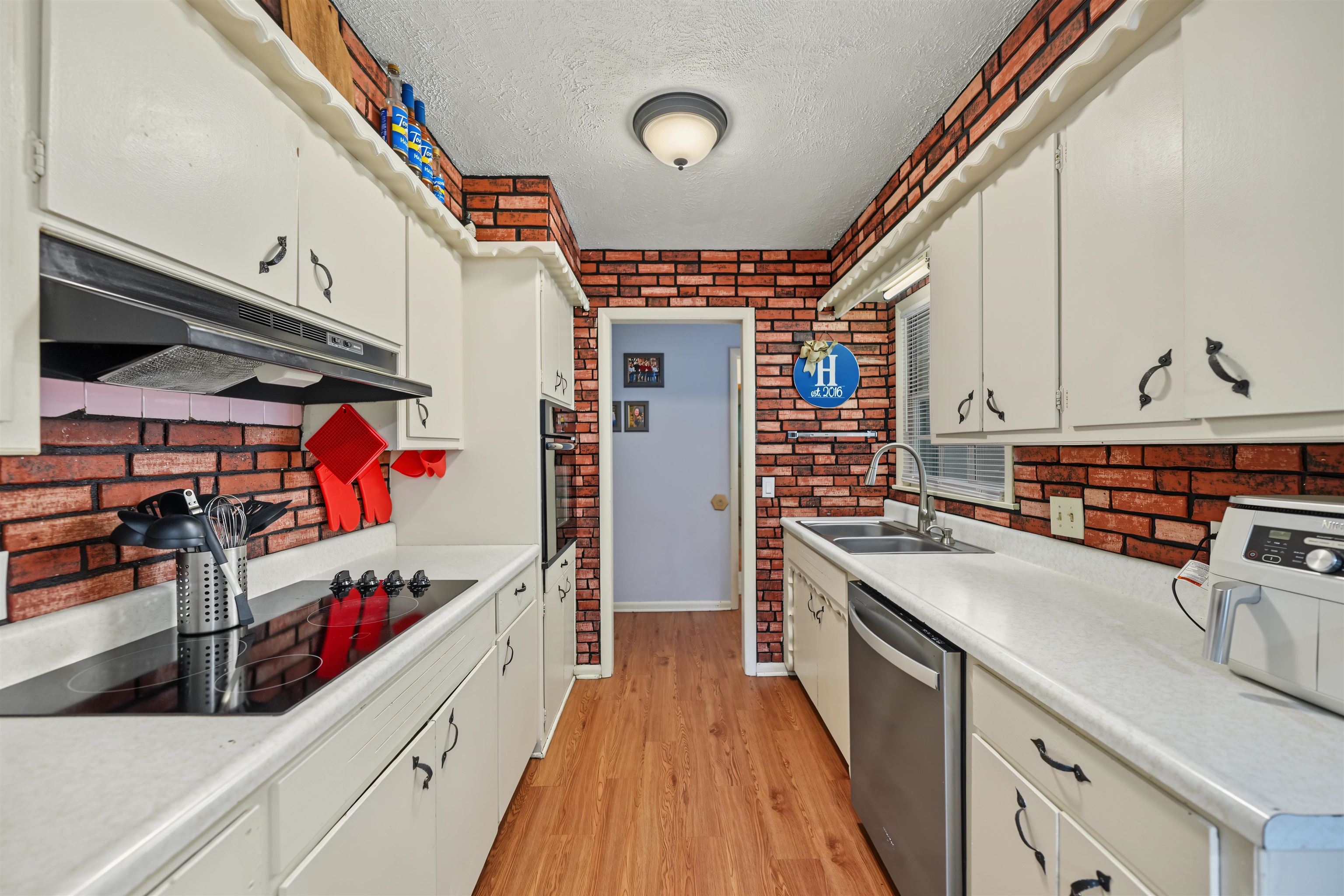 2219 Edward St Property Photo 4