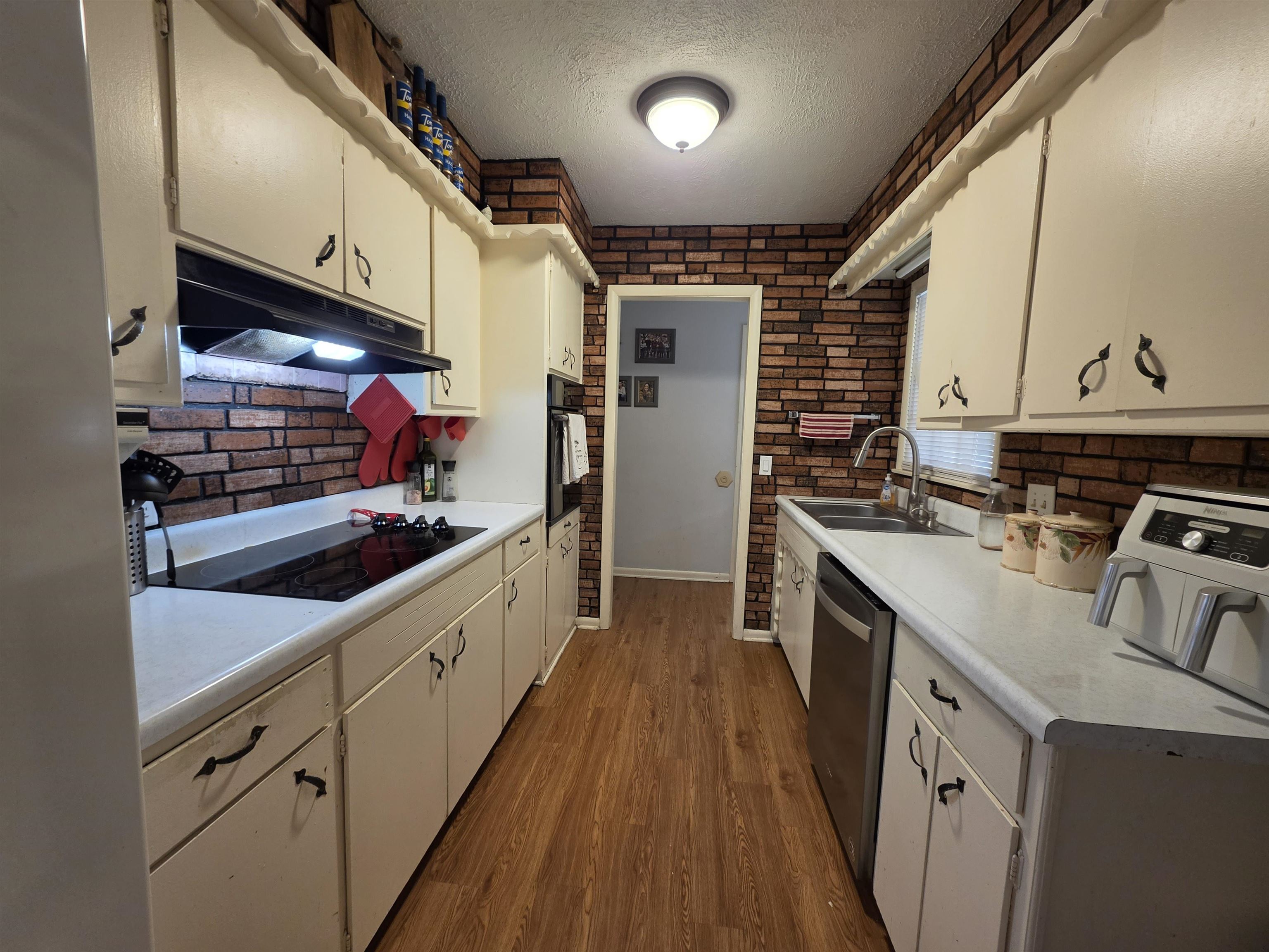 2219 Edward St Property Photo 7