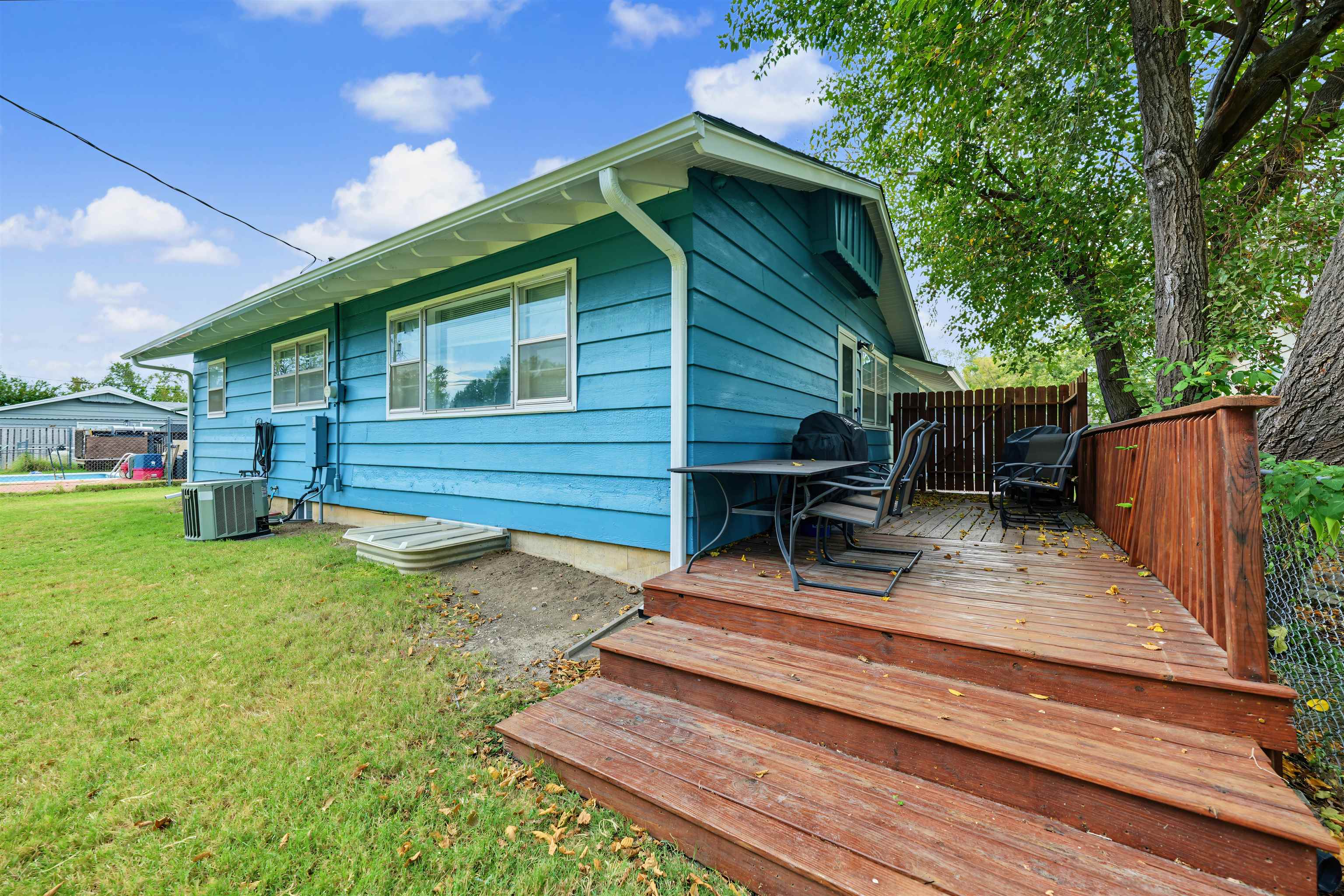 2219 Edward St Property Photo 15