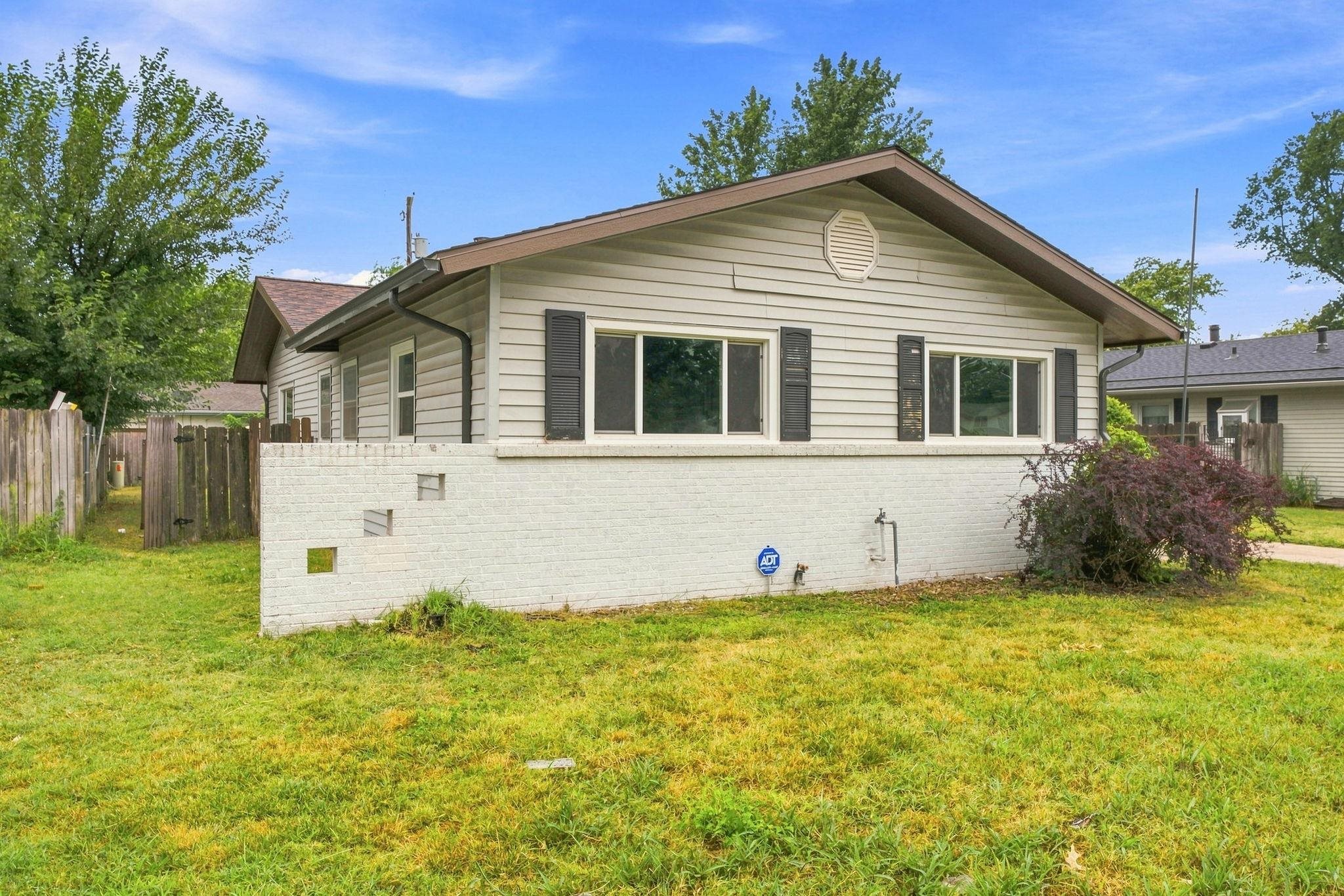 1217 W Dallas St Property Photo 4