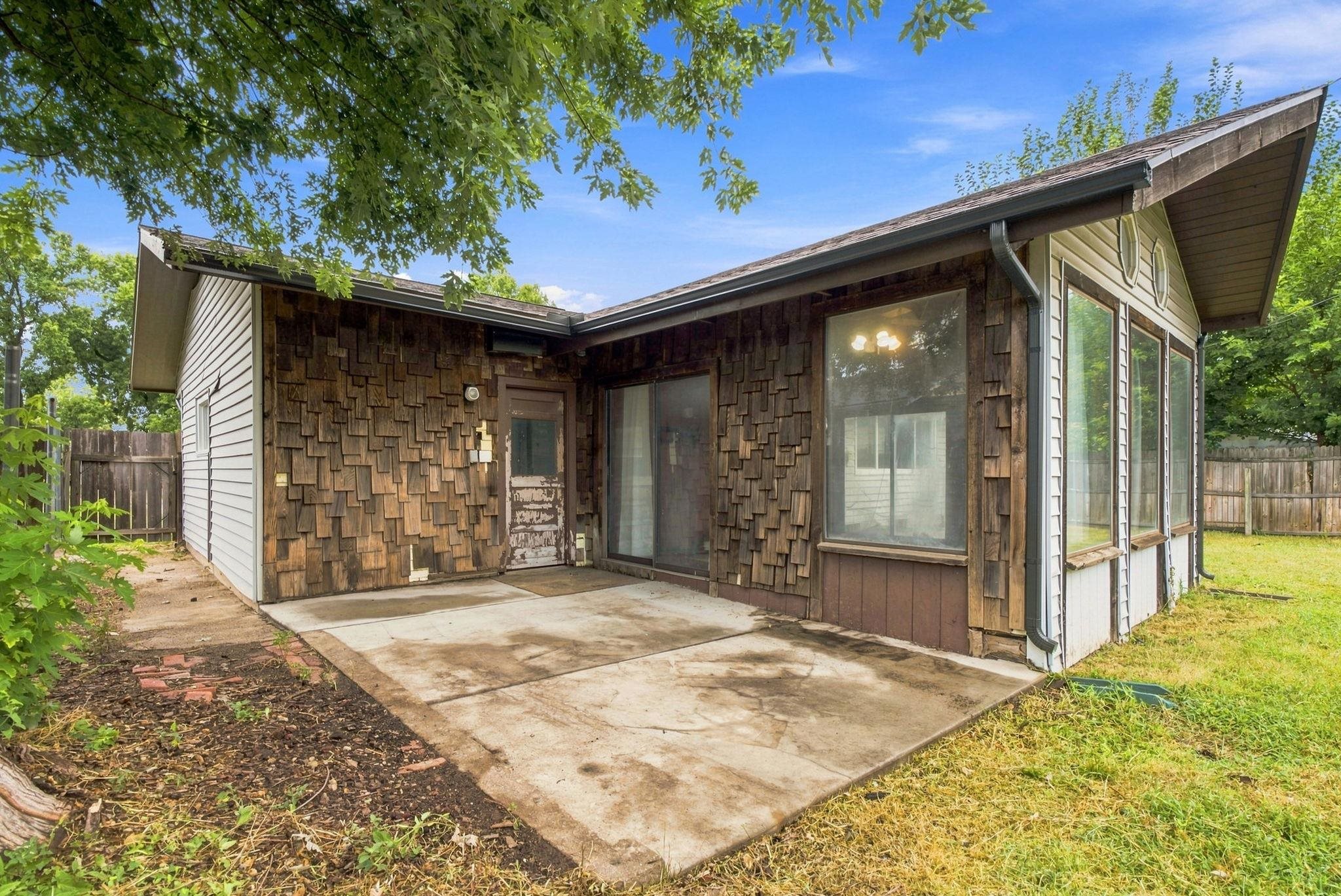 1217 W Dallas St Property Photo 32