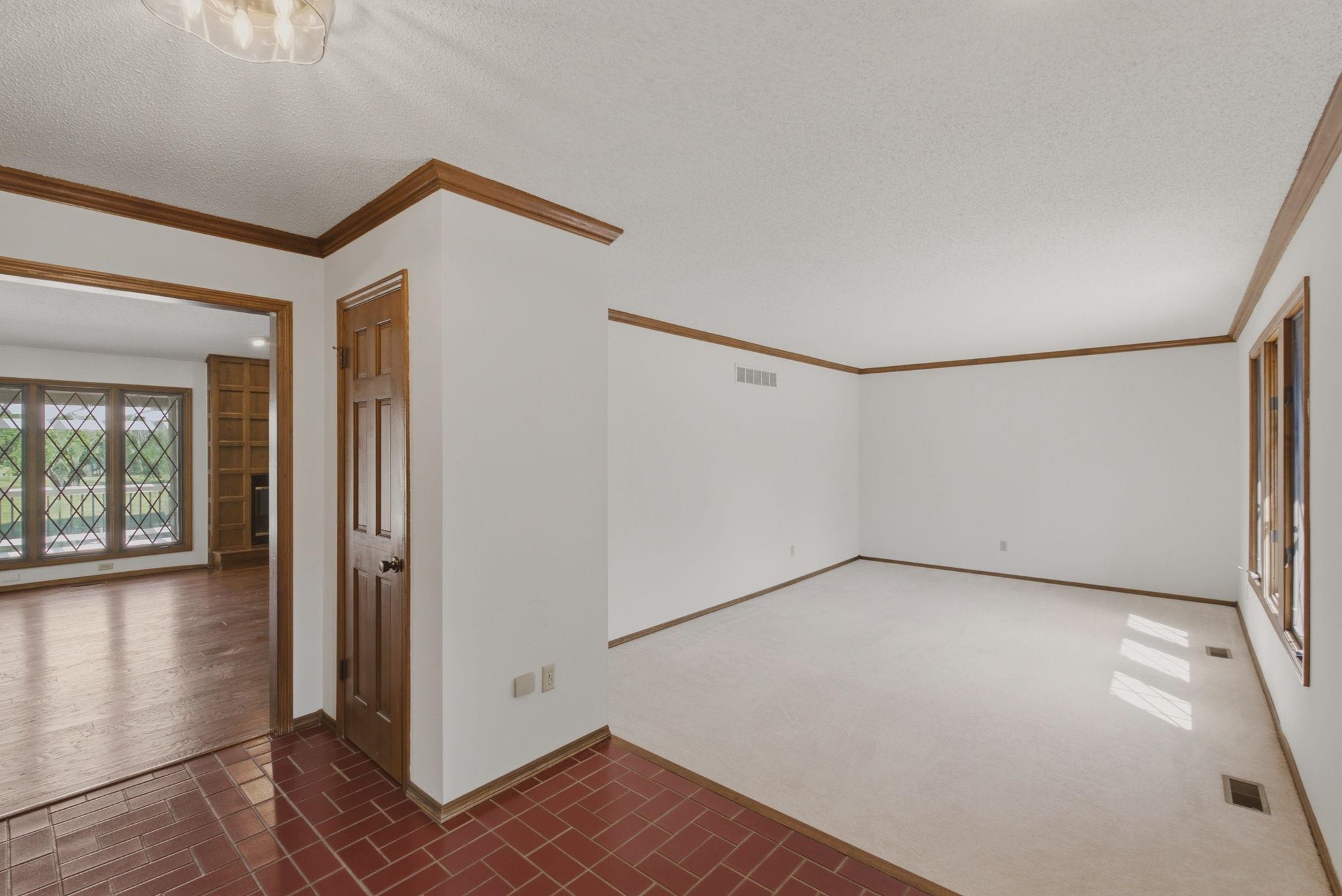 2323 N Greenleaf Property Photo 6