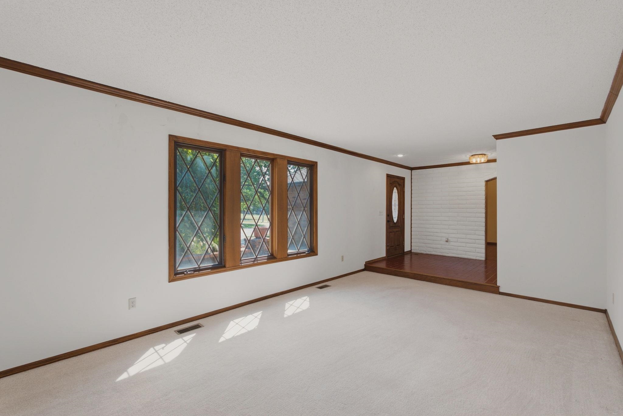2323 N Greenleaf Property Photo 7