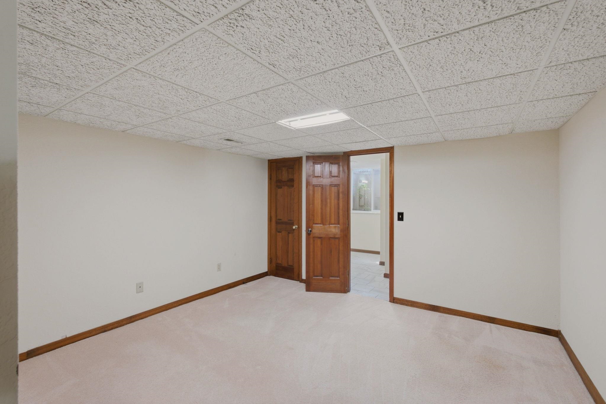 2323 N Greenleaf Property Photo 29