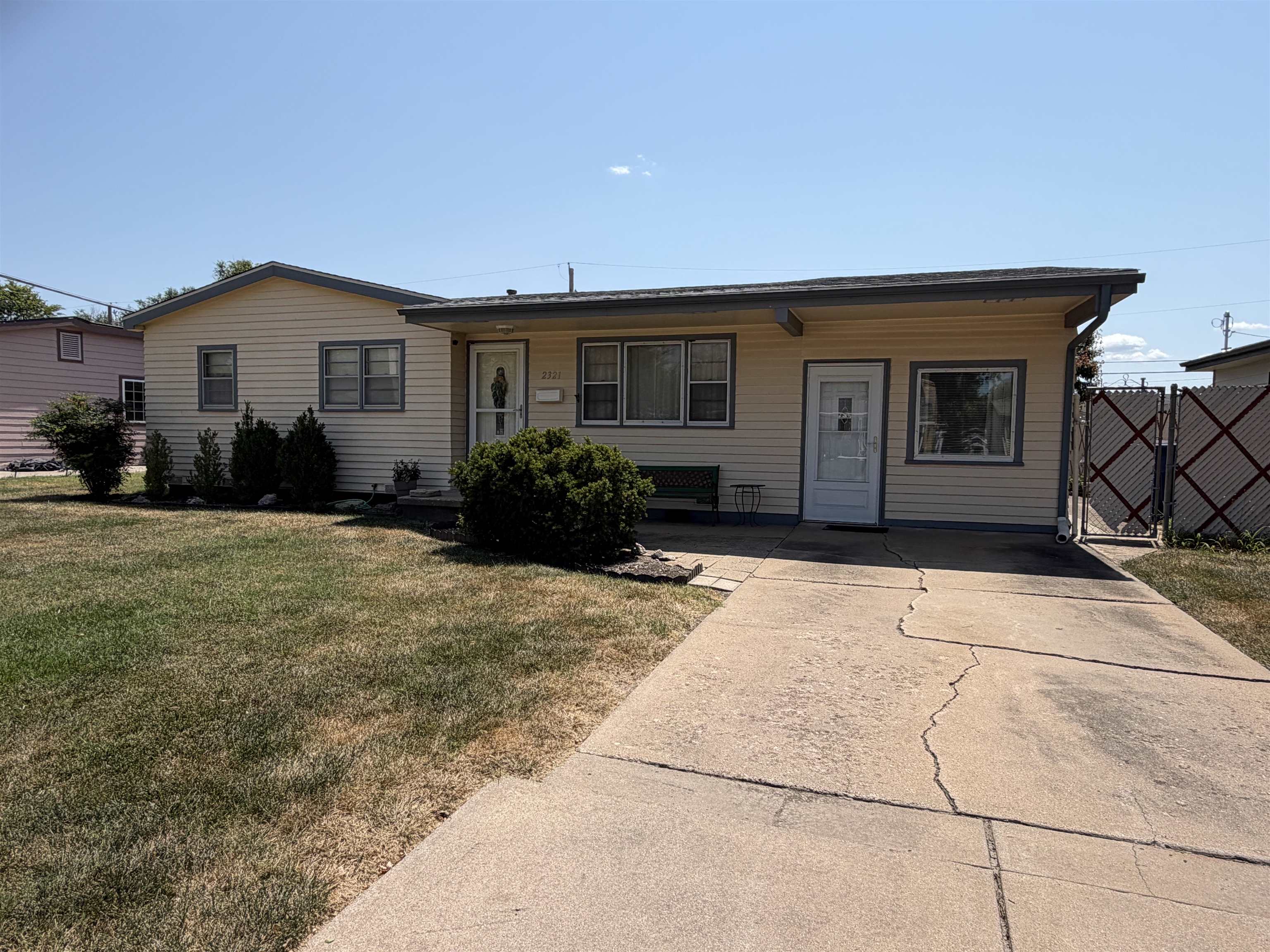 2321 W Grant Property Photo 1