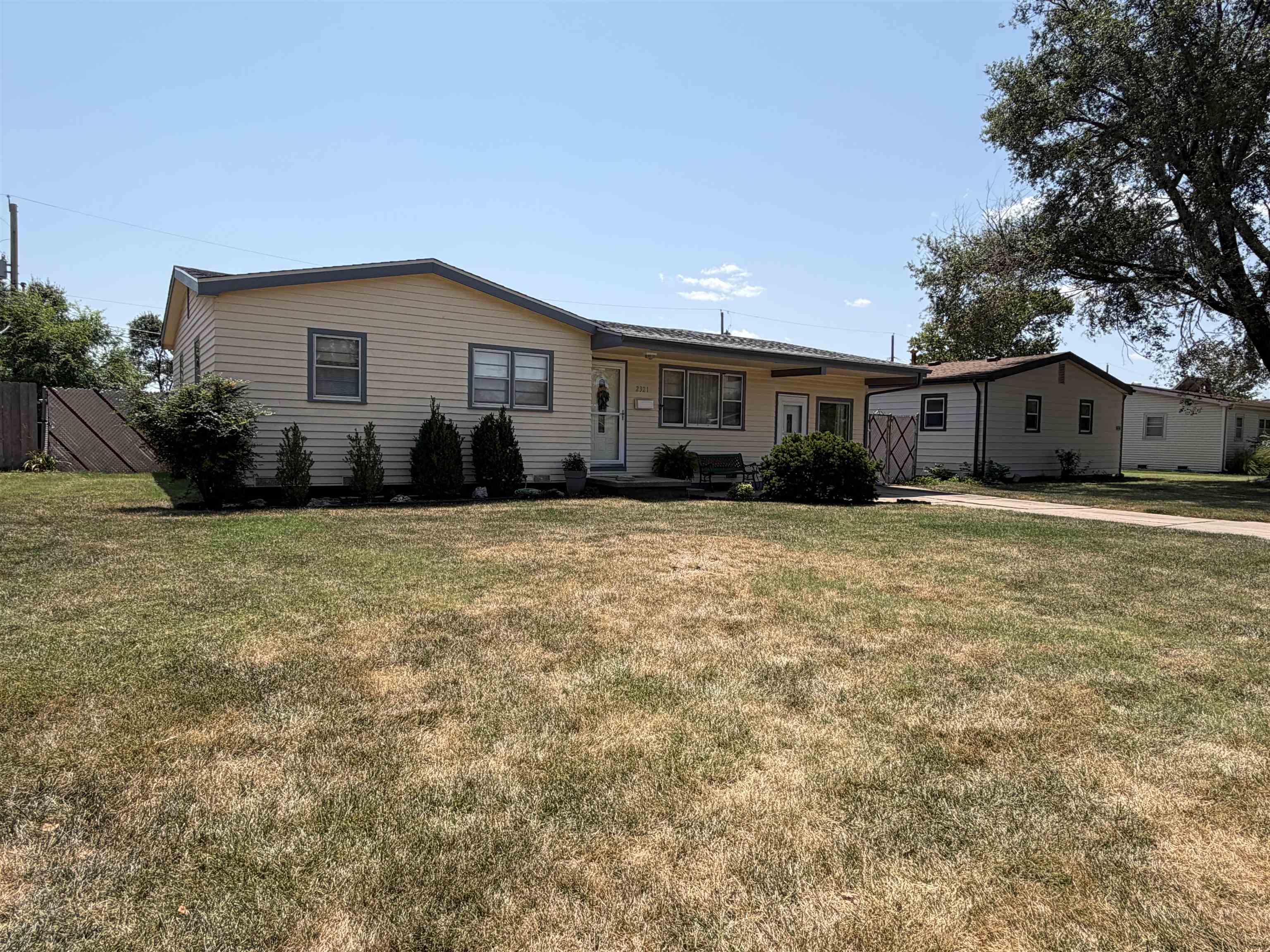 2321 W Grant Property Photo 2