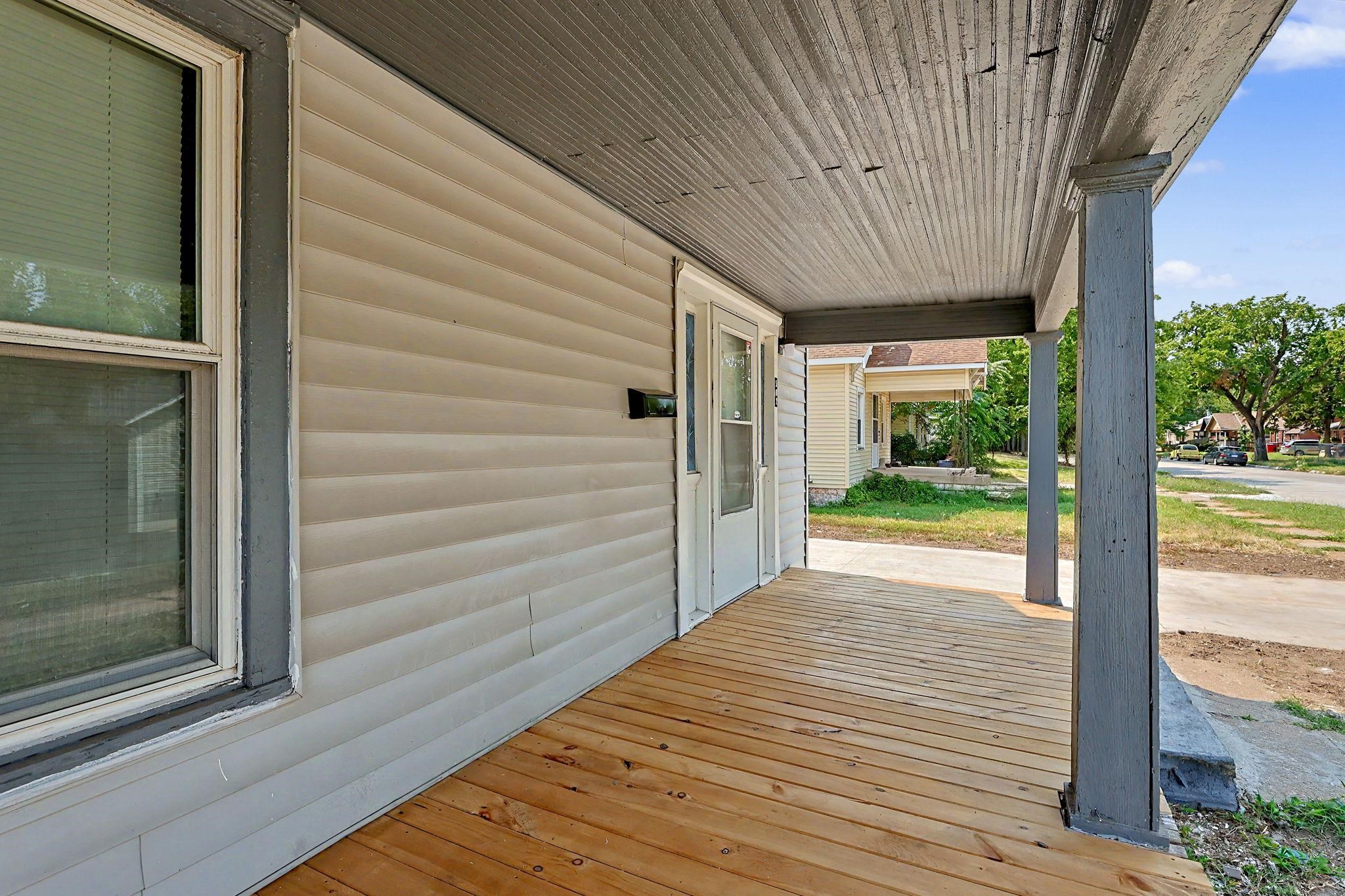 532 S Ellis Property Photo 3