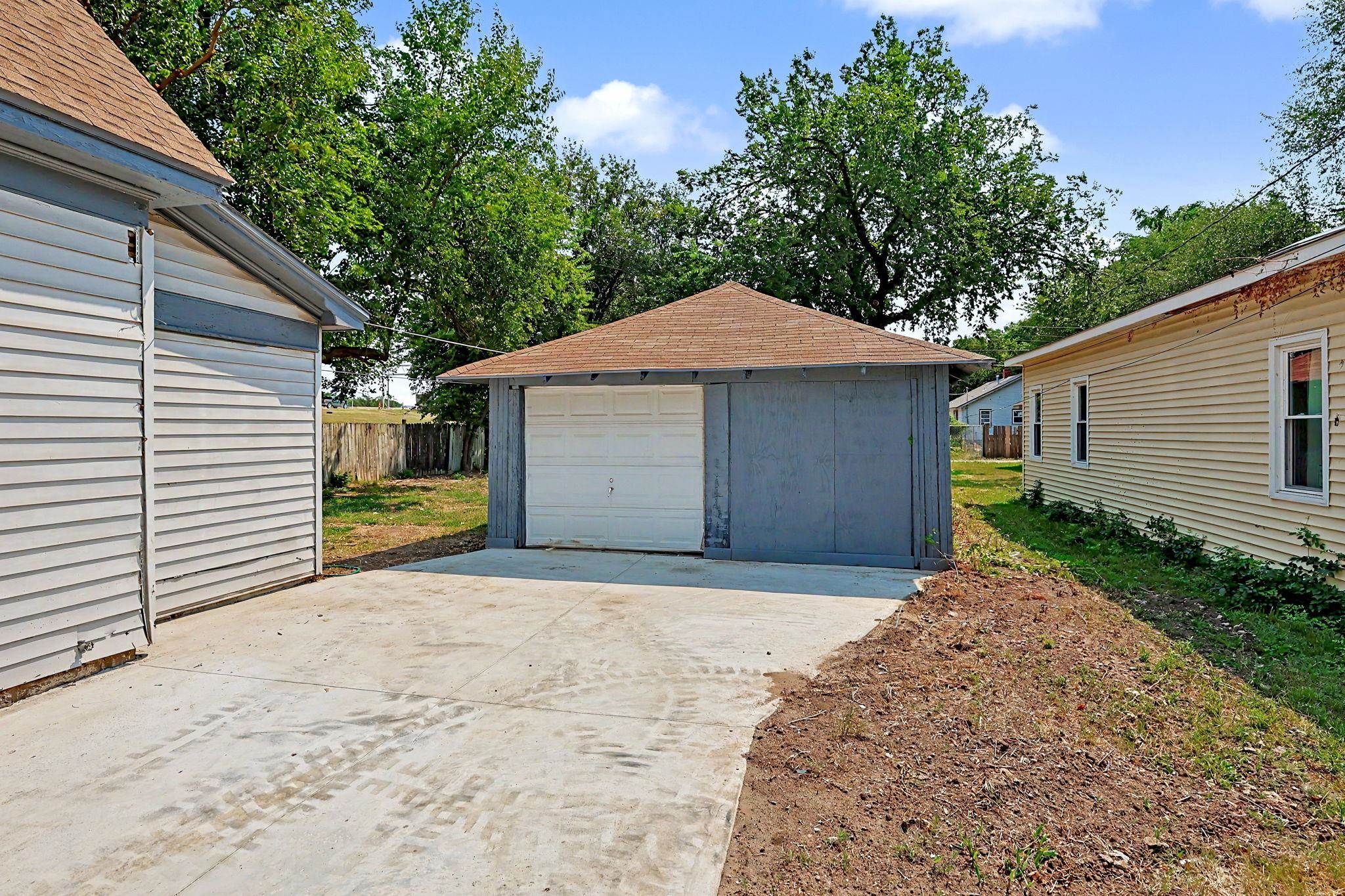 532 S Ellis Property Photo 31
