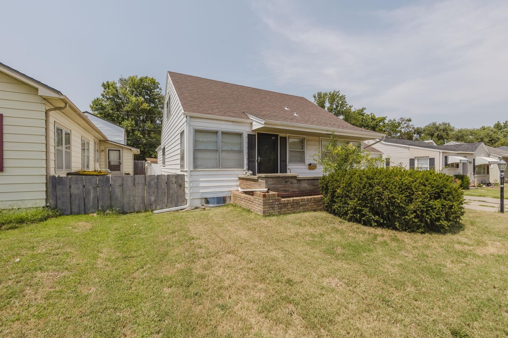 305 Lawrence St. Property Photo 2