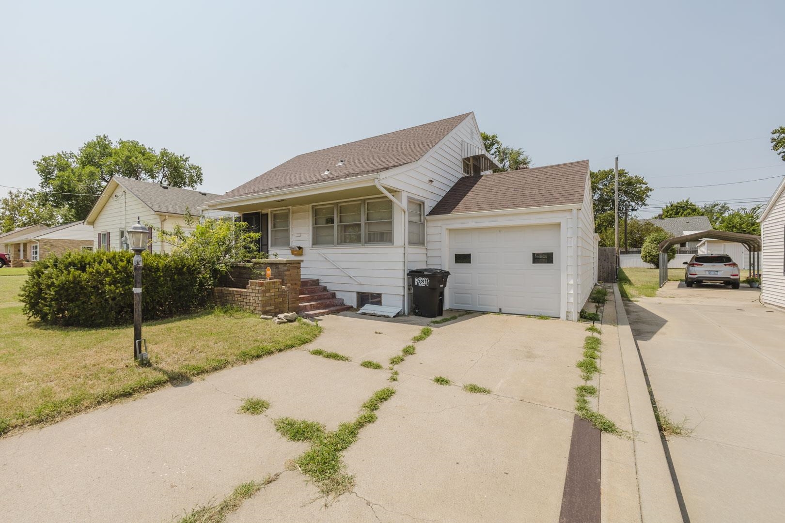 305 Lawrence St. Property Photo 3