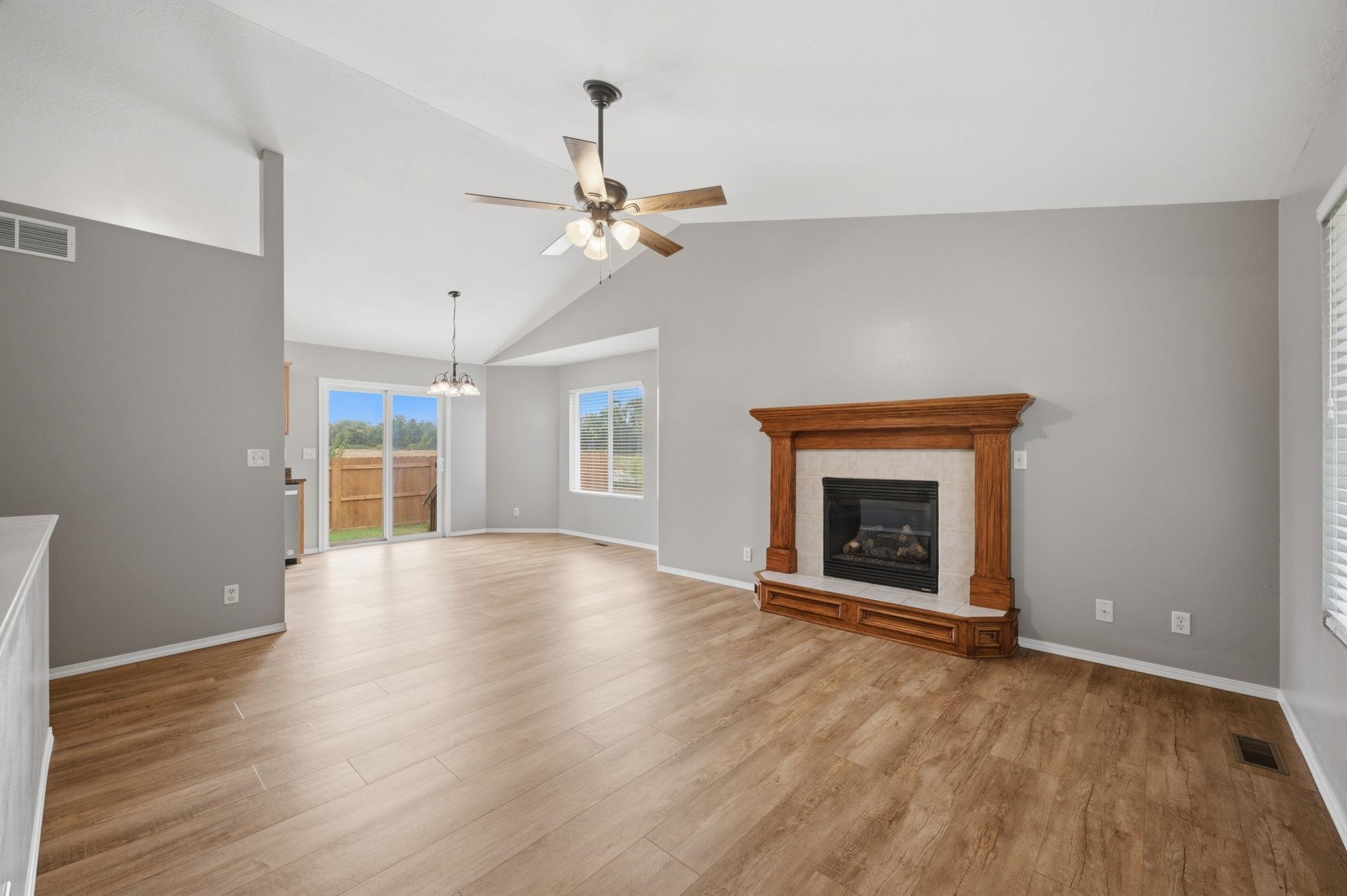 2230 E Glen Hills Dr Property Photo 3