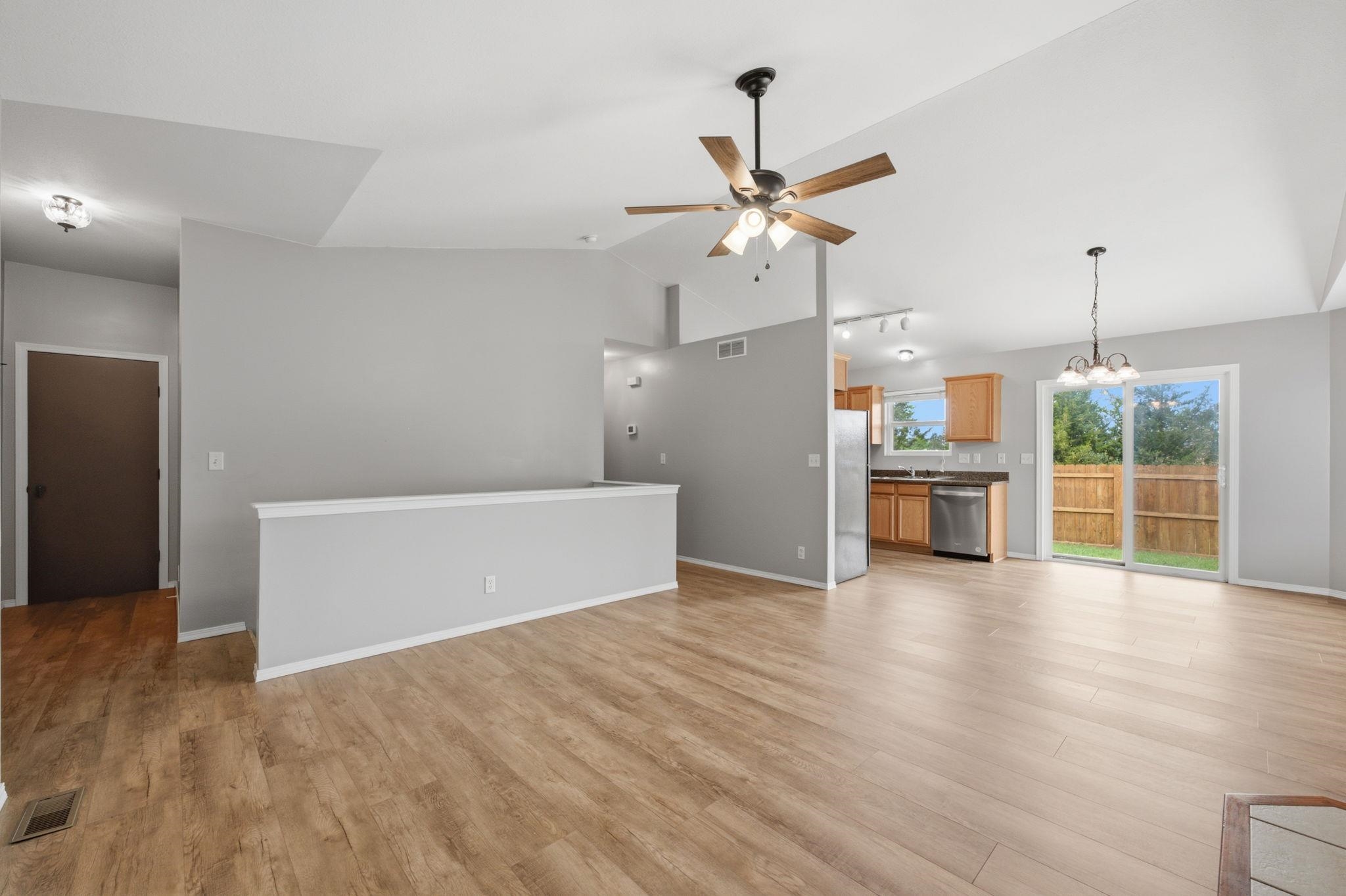 2230 E Glen Hills Dr Property Photo 4