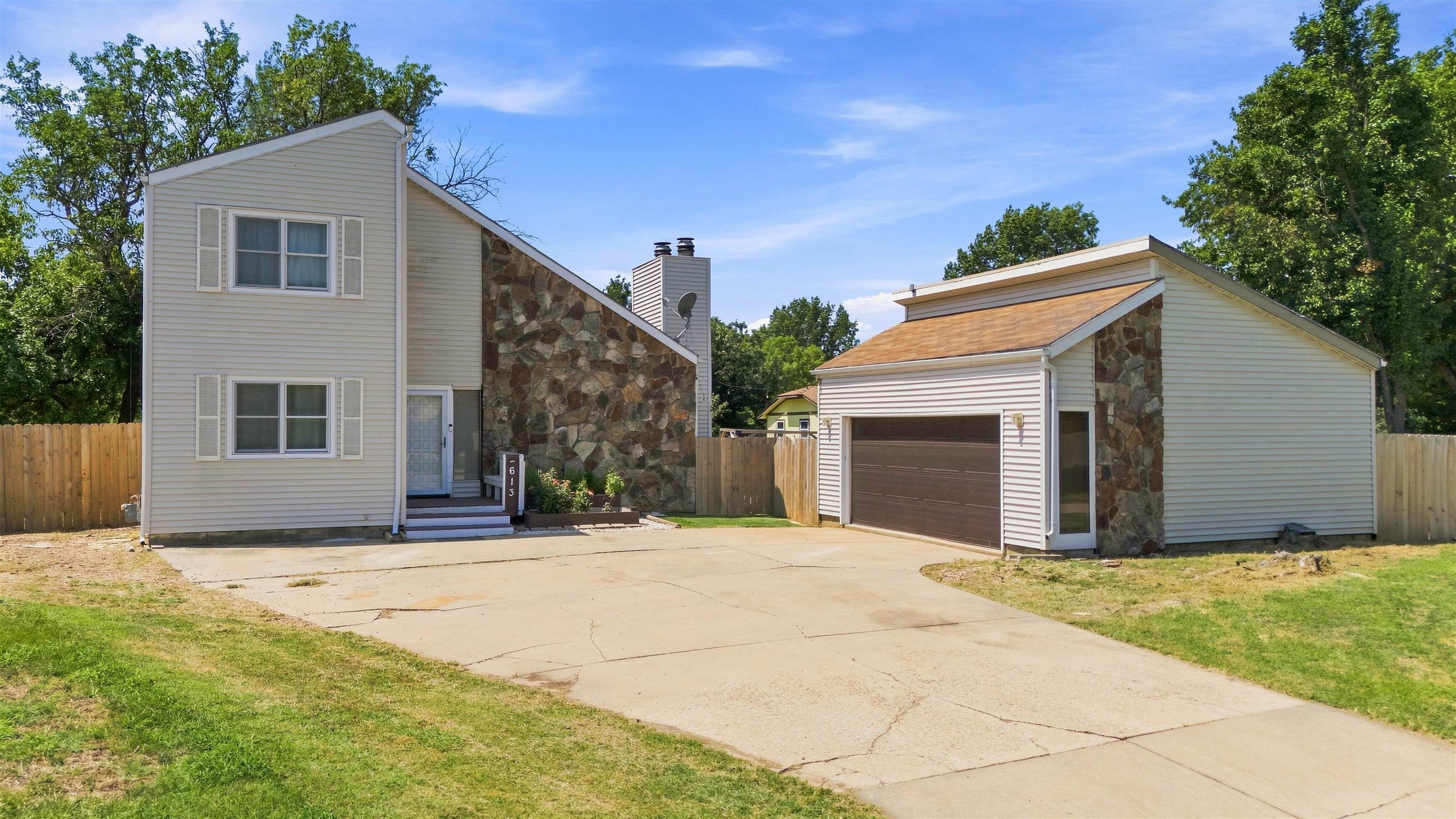 613 N Tanglewood Ct Property Photo 1