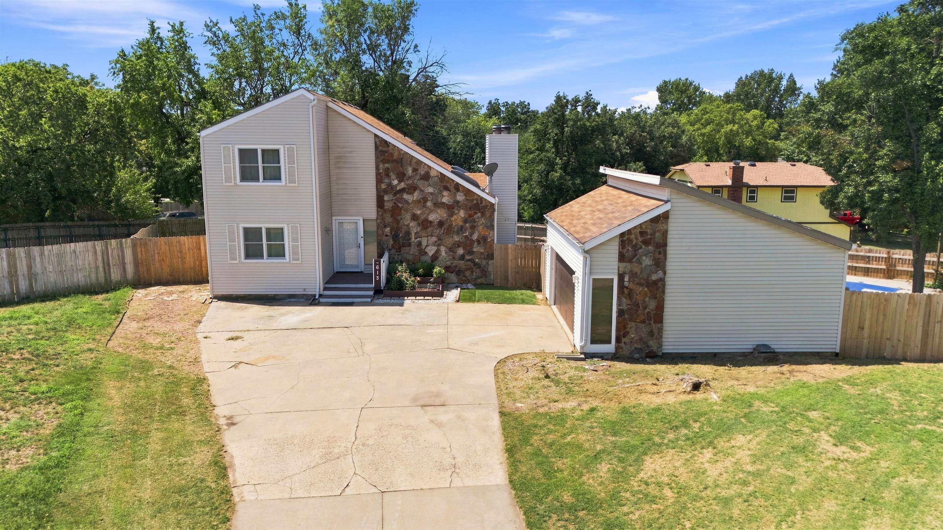 613 N Tanglewood Ct Property Photo 3