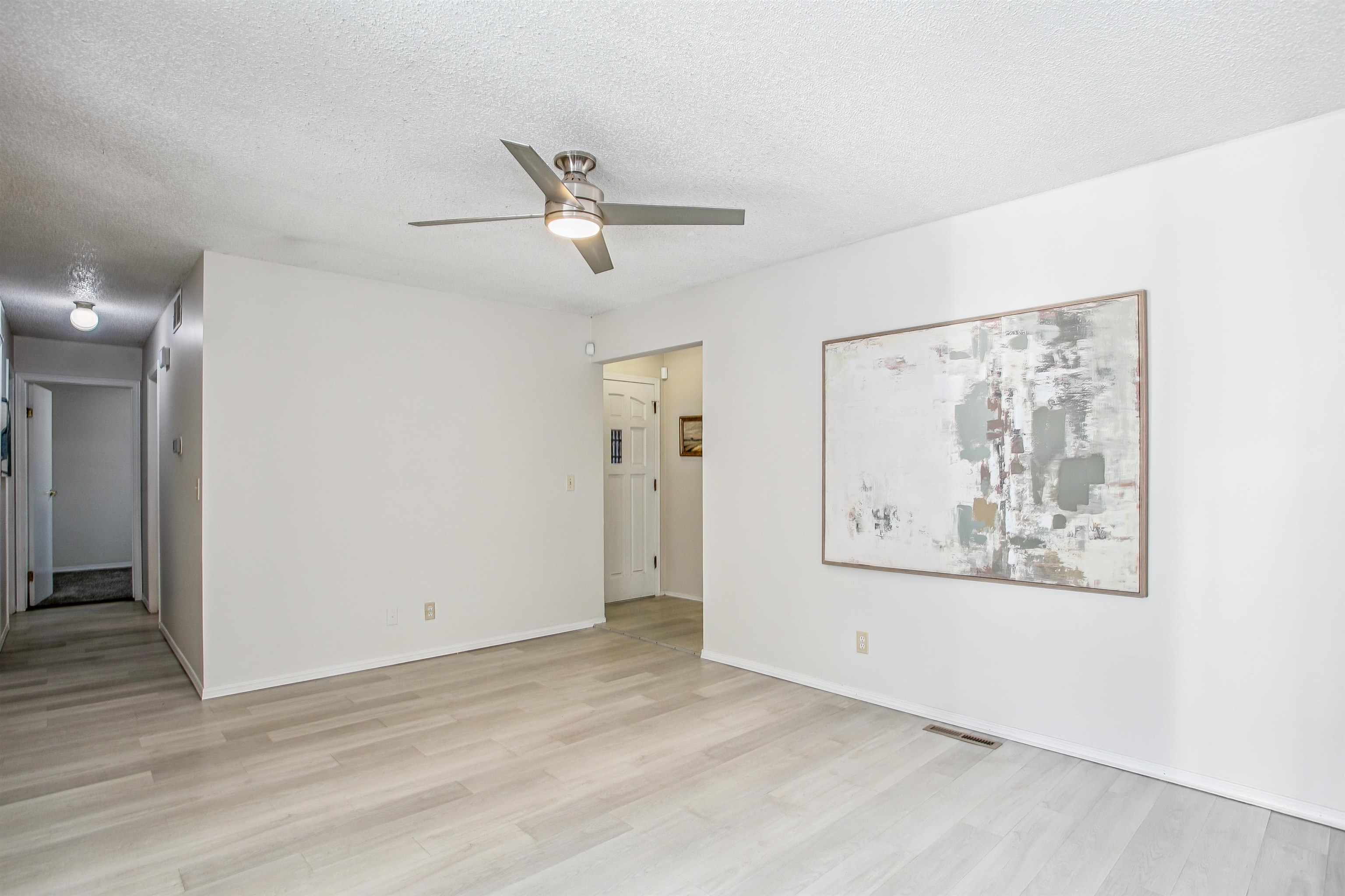 142 N Tracy St Property Photo 3