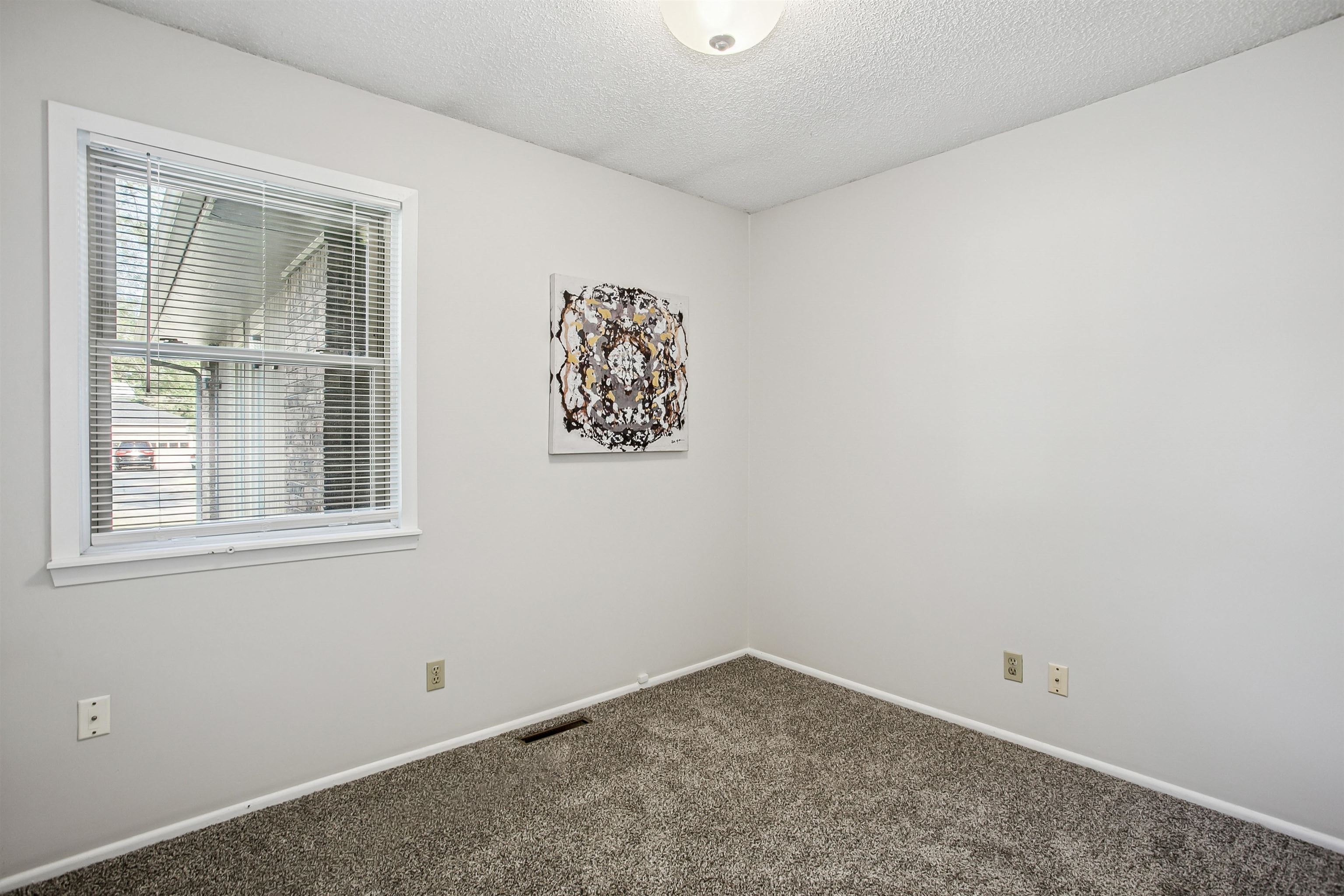 142 N Tracy St Property Photo 12