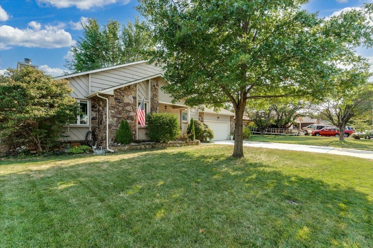 1713 E Brendonwood Rd Property Photo 2