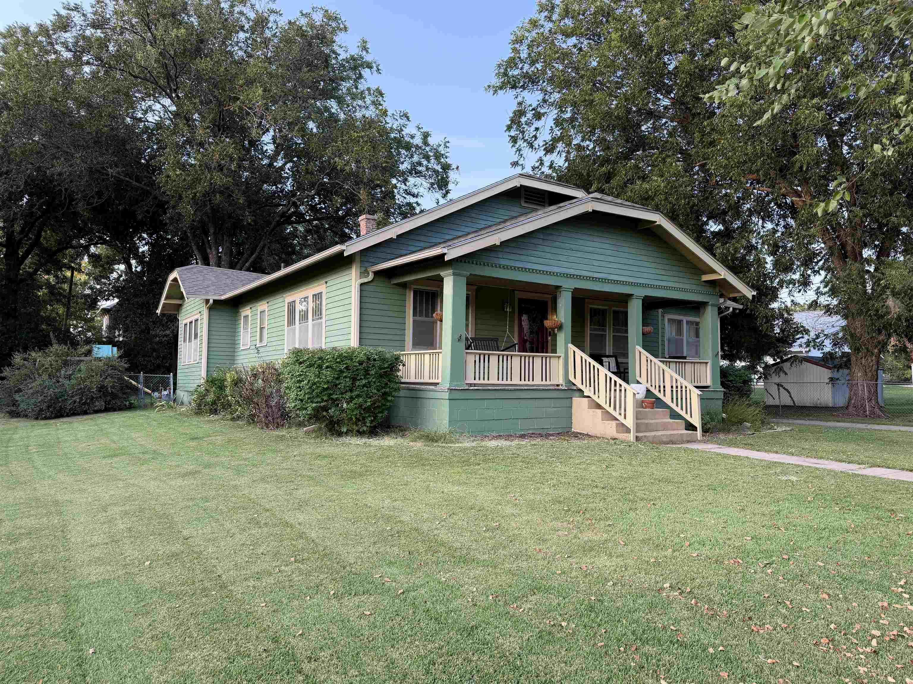 608 E 2nd St Property Photo 2