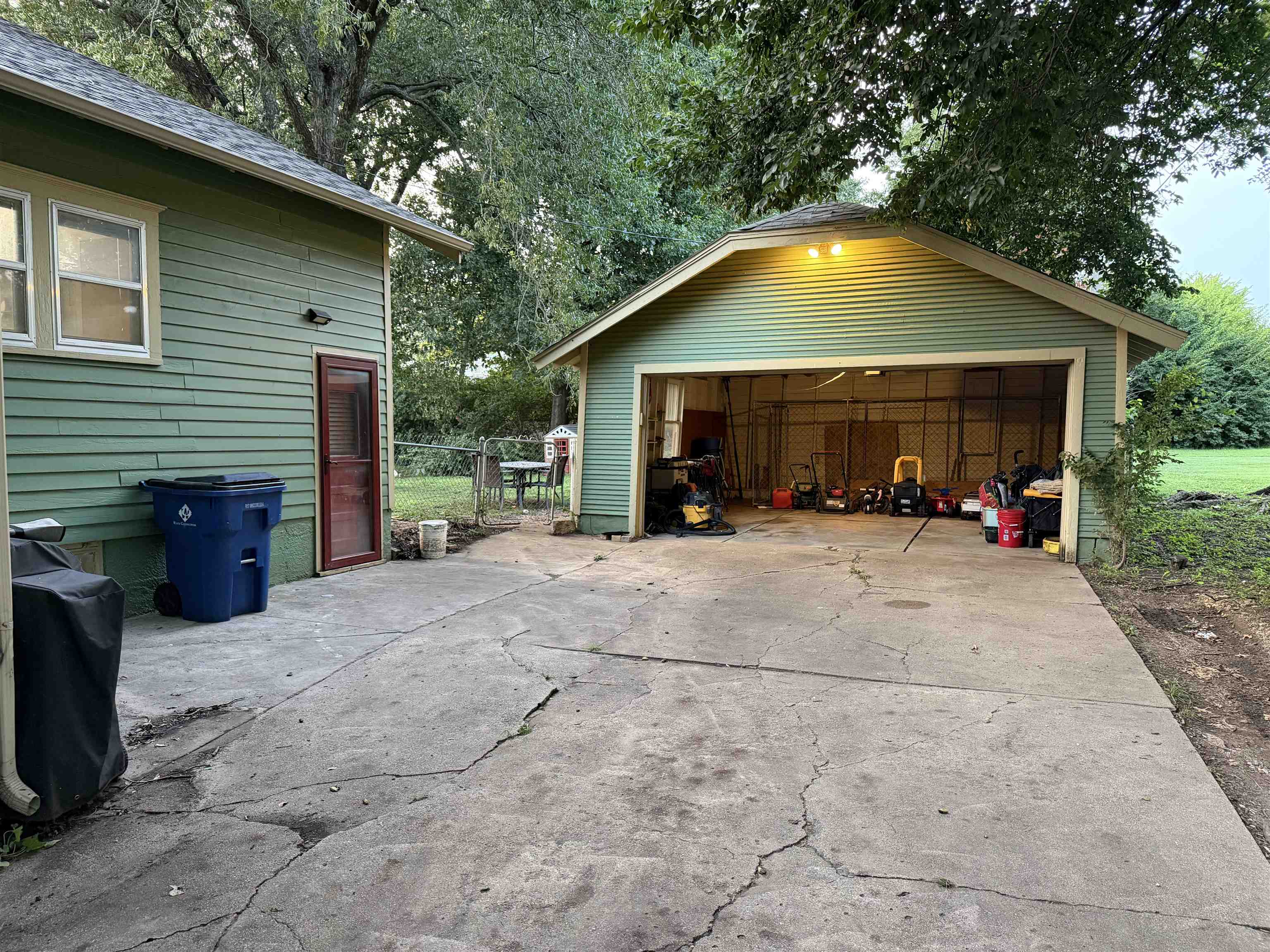 608 E 2nd St Property Photo 3