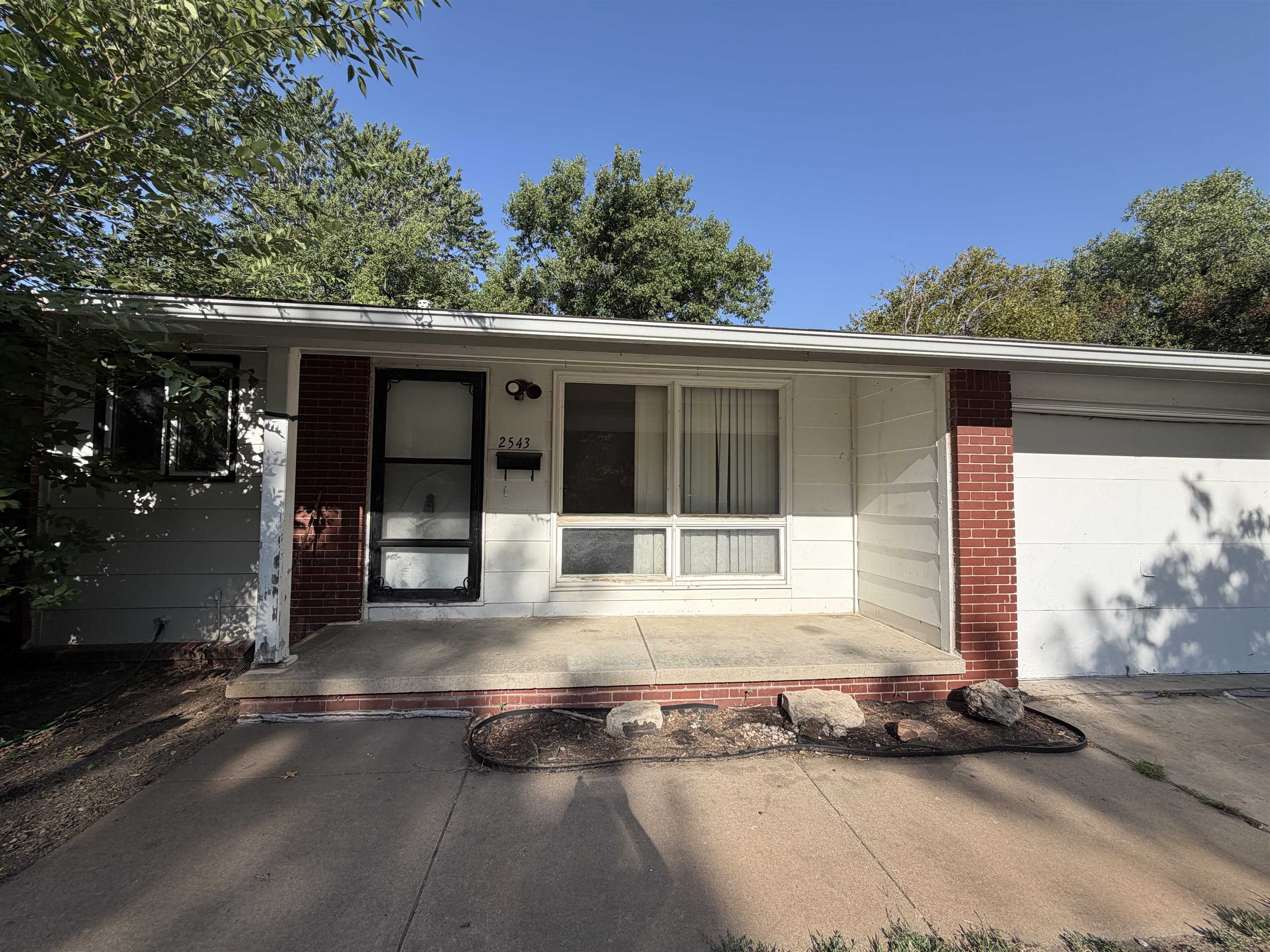 2543 S Hiram Avenue Property Photo 2