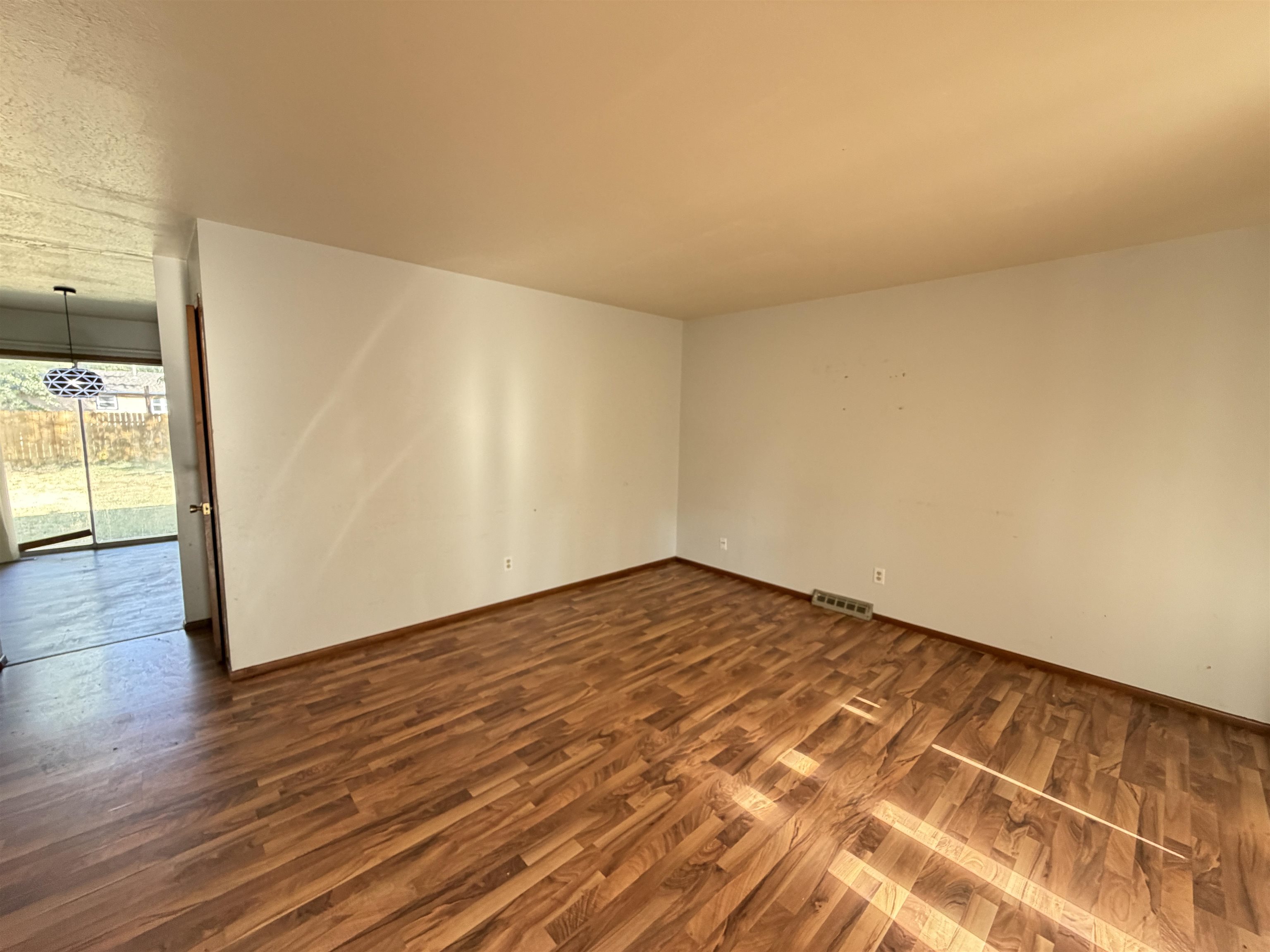 2543 S Hiram Avenue Property Photo 3