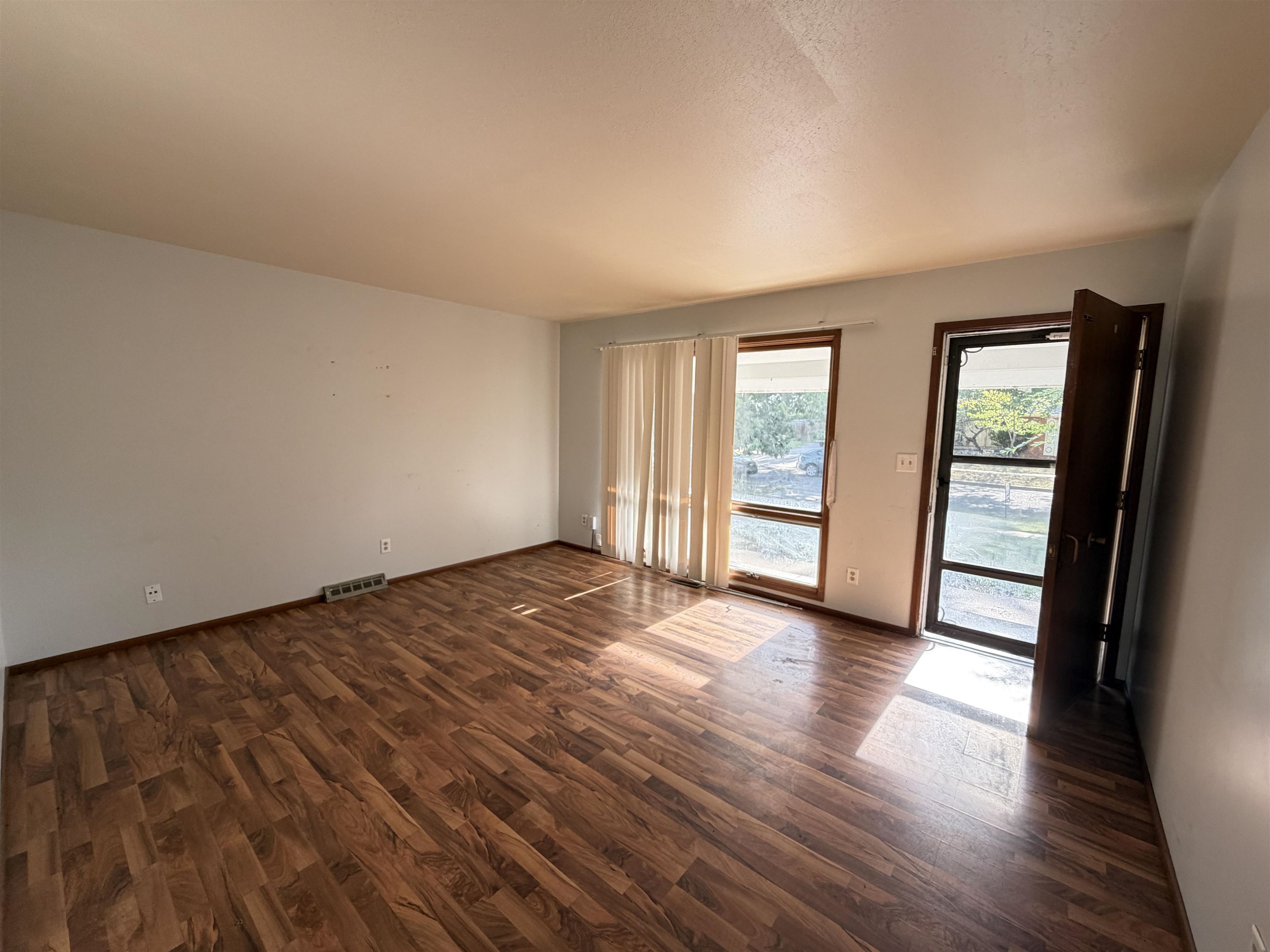 2543 S Hiram Avenue Property Photo 4