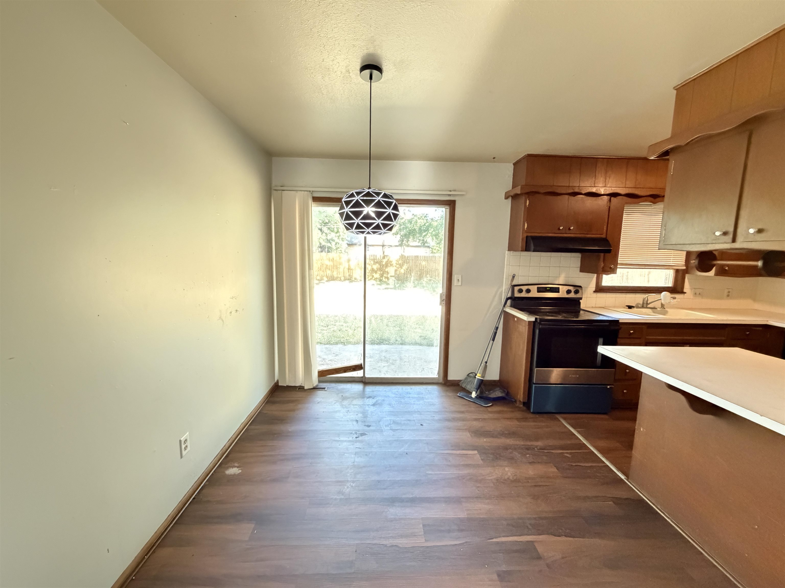 2543 S Hiram Avenue Property Photo 6