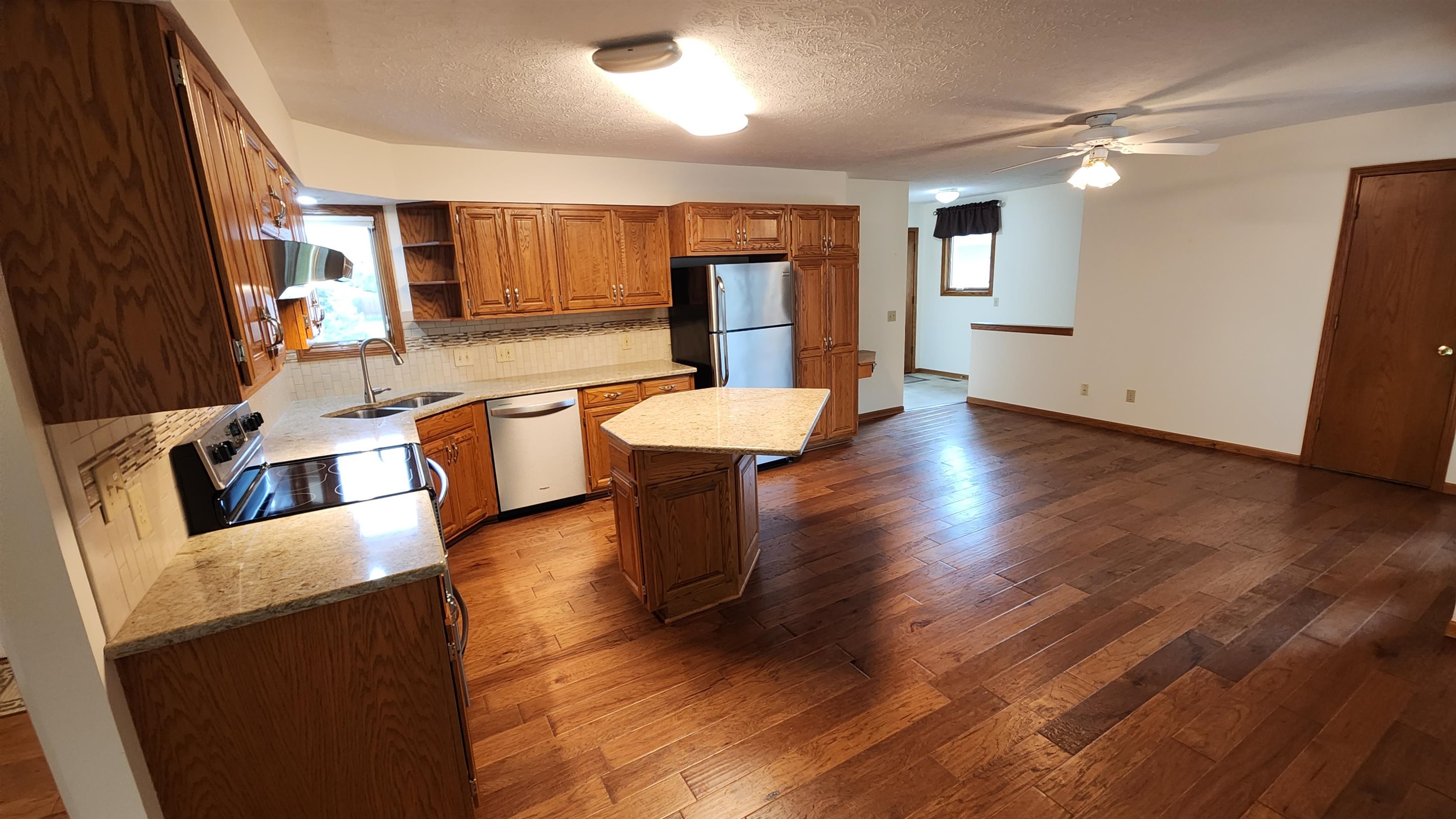 1216 E Republic Avenue Property Photo 4