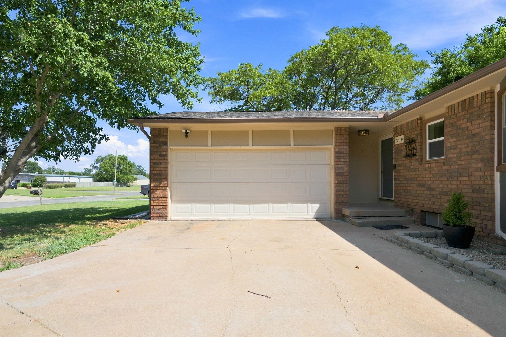 1210 N Morris Property Photo 12